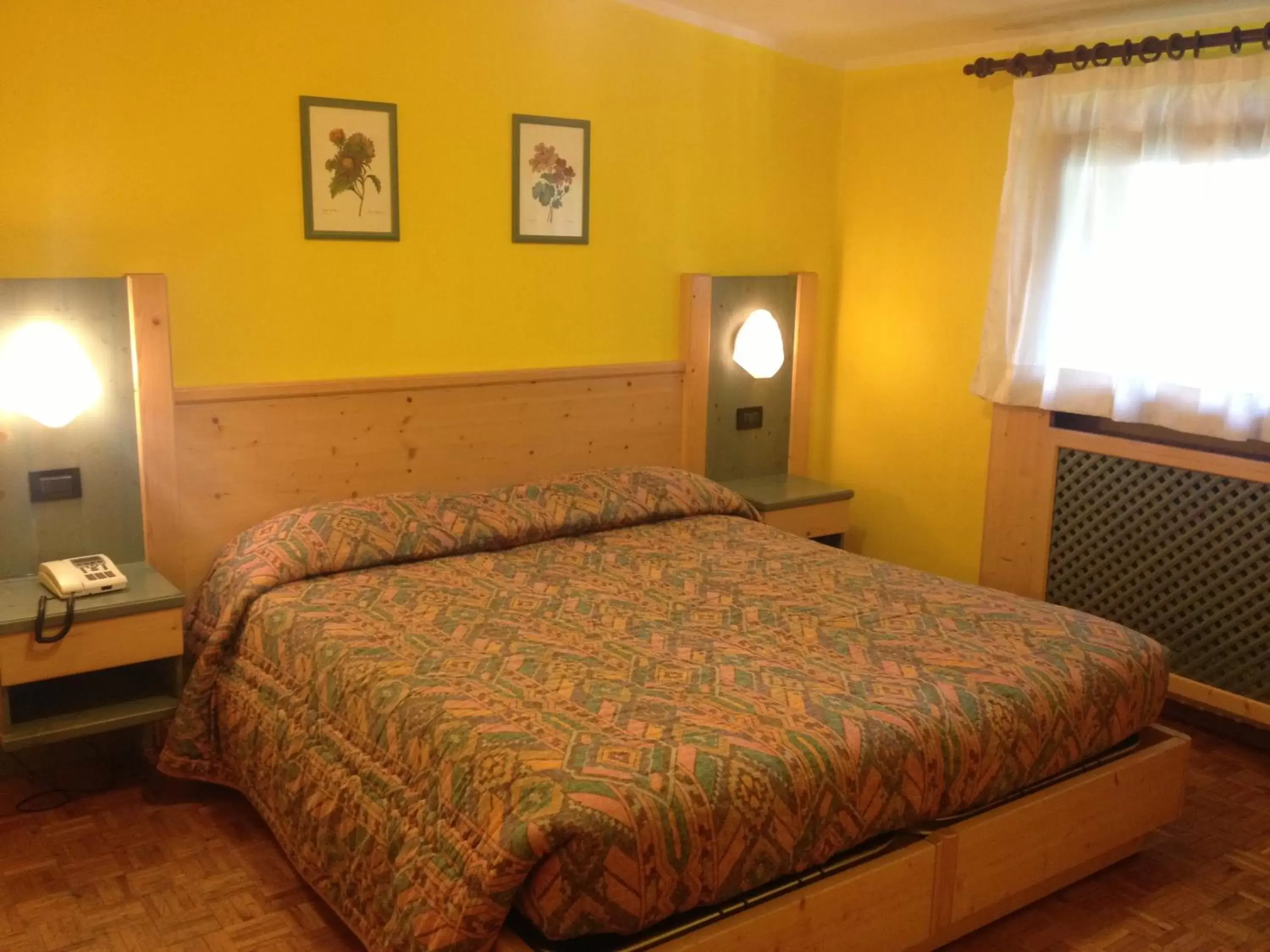 Communal lounge/ TV room, Bed in Hotel Zeni