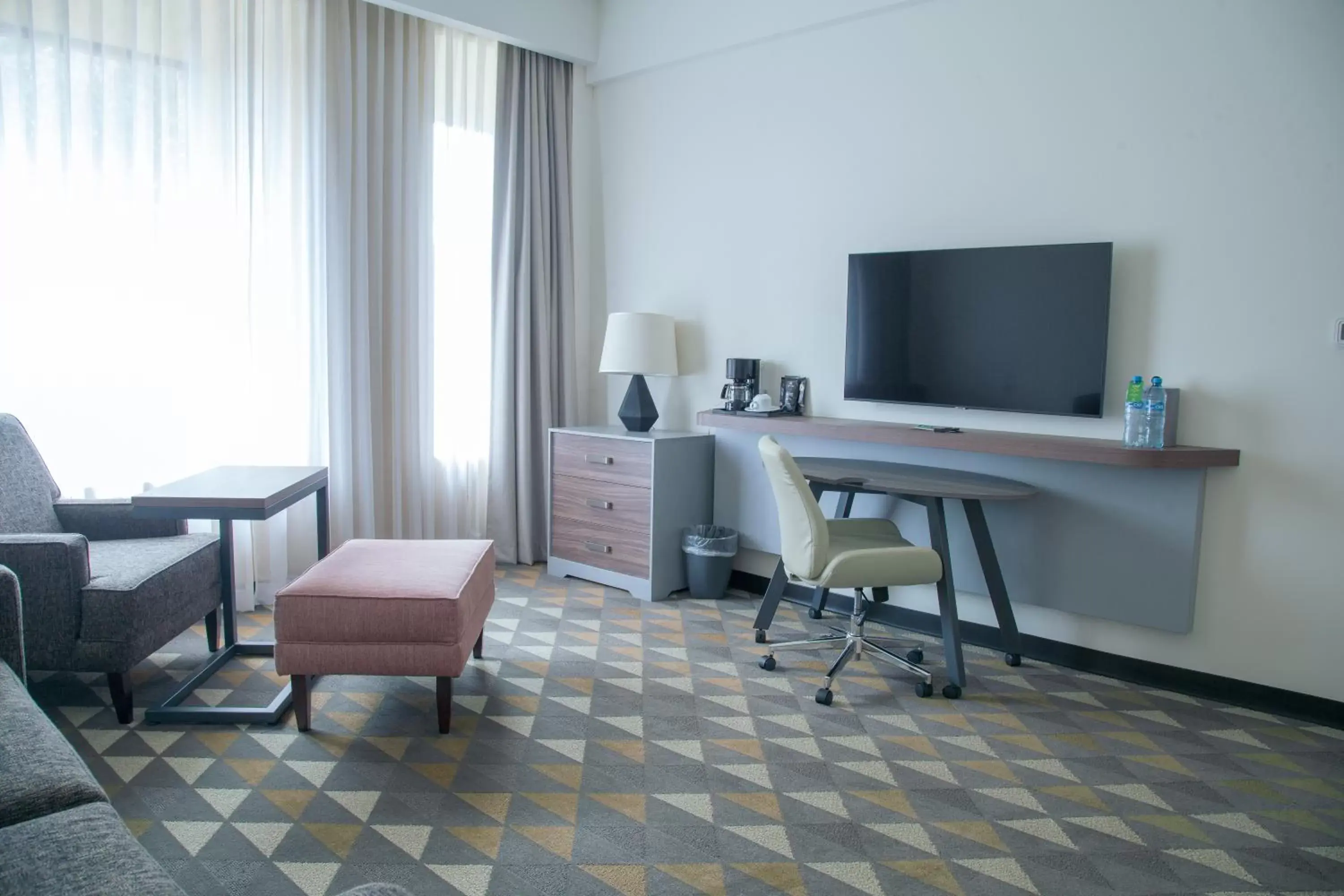 Living room, TV/Entertainment Center in Holiday Inn Tlaxcala, an IHG Hotel