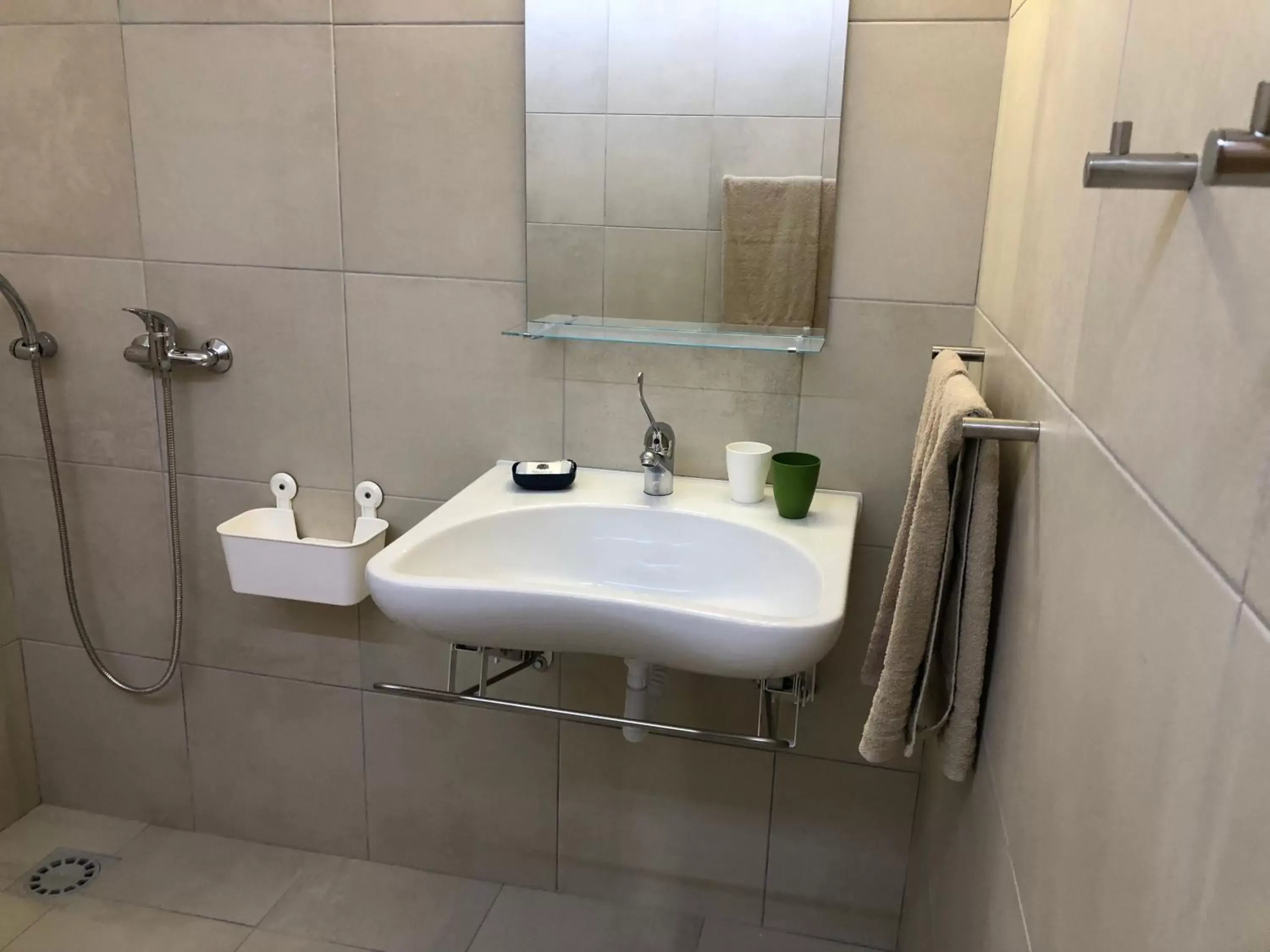 Facility for disabled guests, Bathroom in Luz Beach Apartments