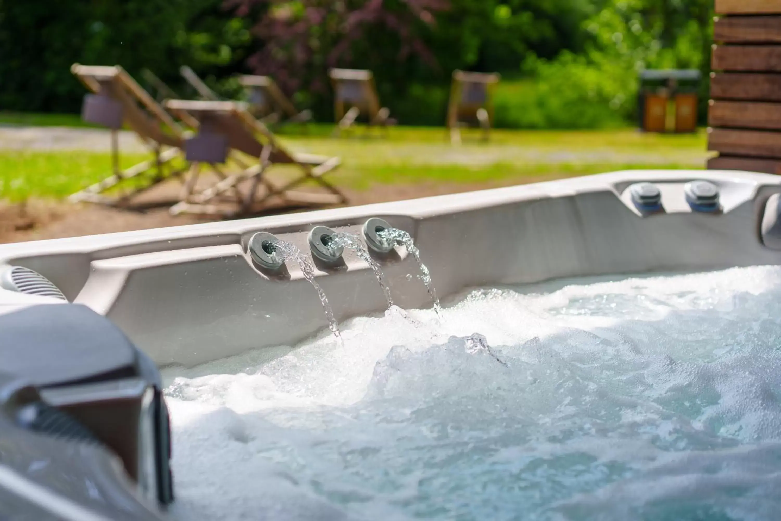 Hot Tub in Hotel Les Jardins De La Molignée