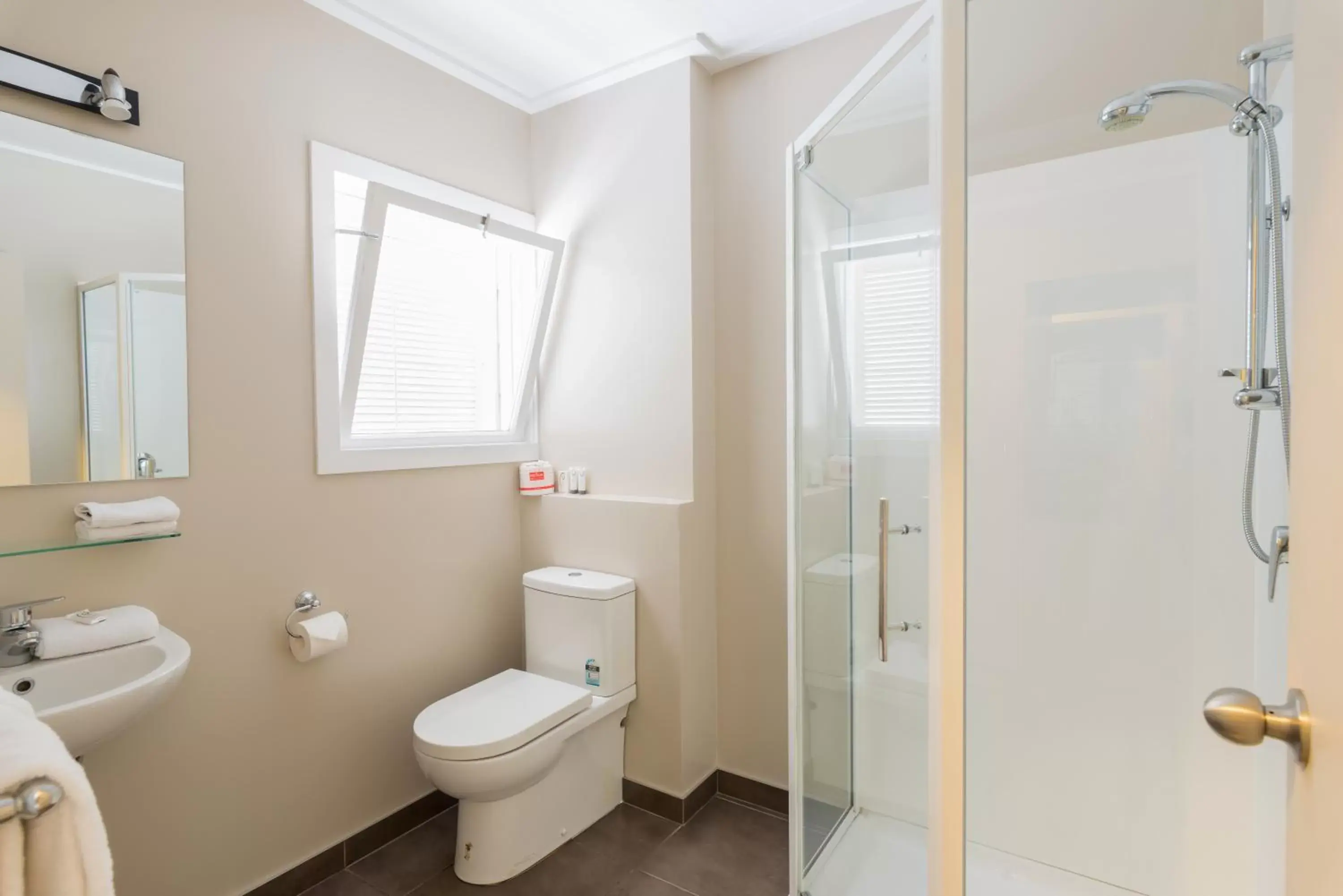 Bathroom in Discovery Settlers Hotel