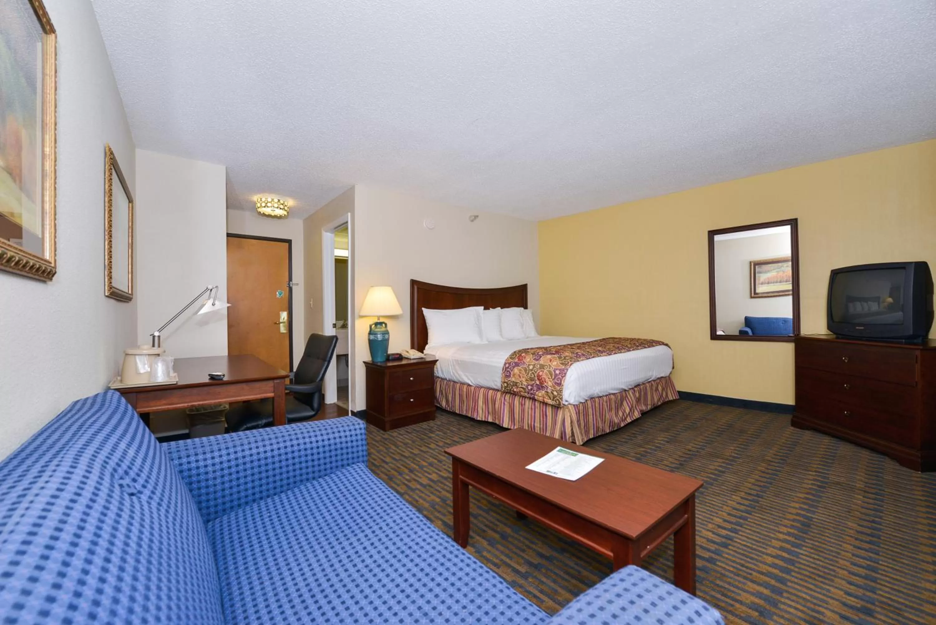 Photo of the whole room, Bed in Lamplighter Inn-South