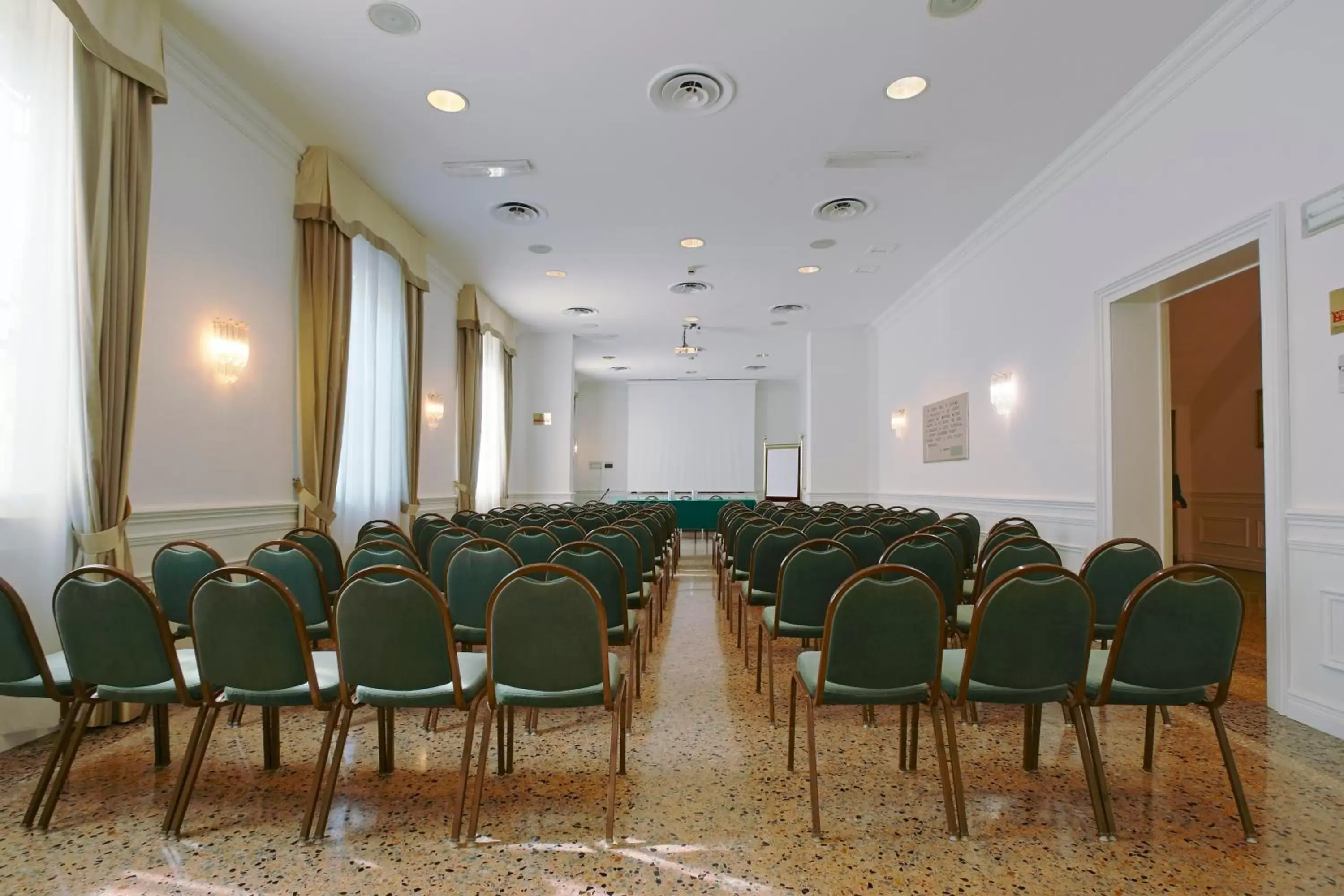 Area and facilities in Rechigi Park Hotel