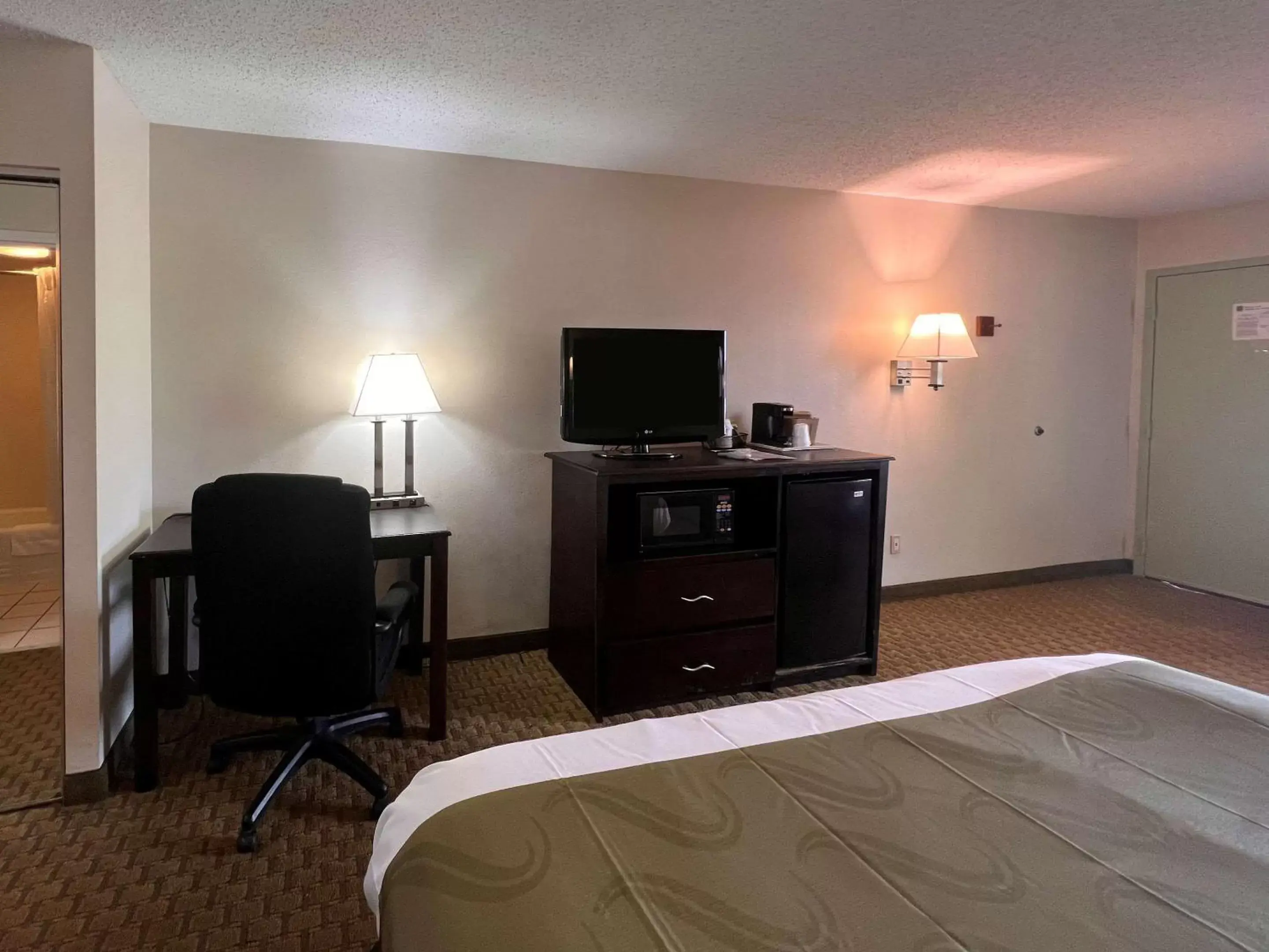 Bedroom, TV/Entertainment Center in Quality Inn Foley