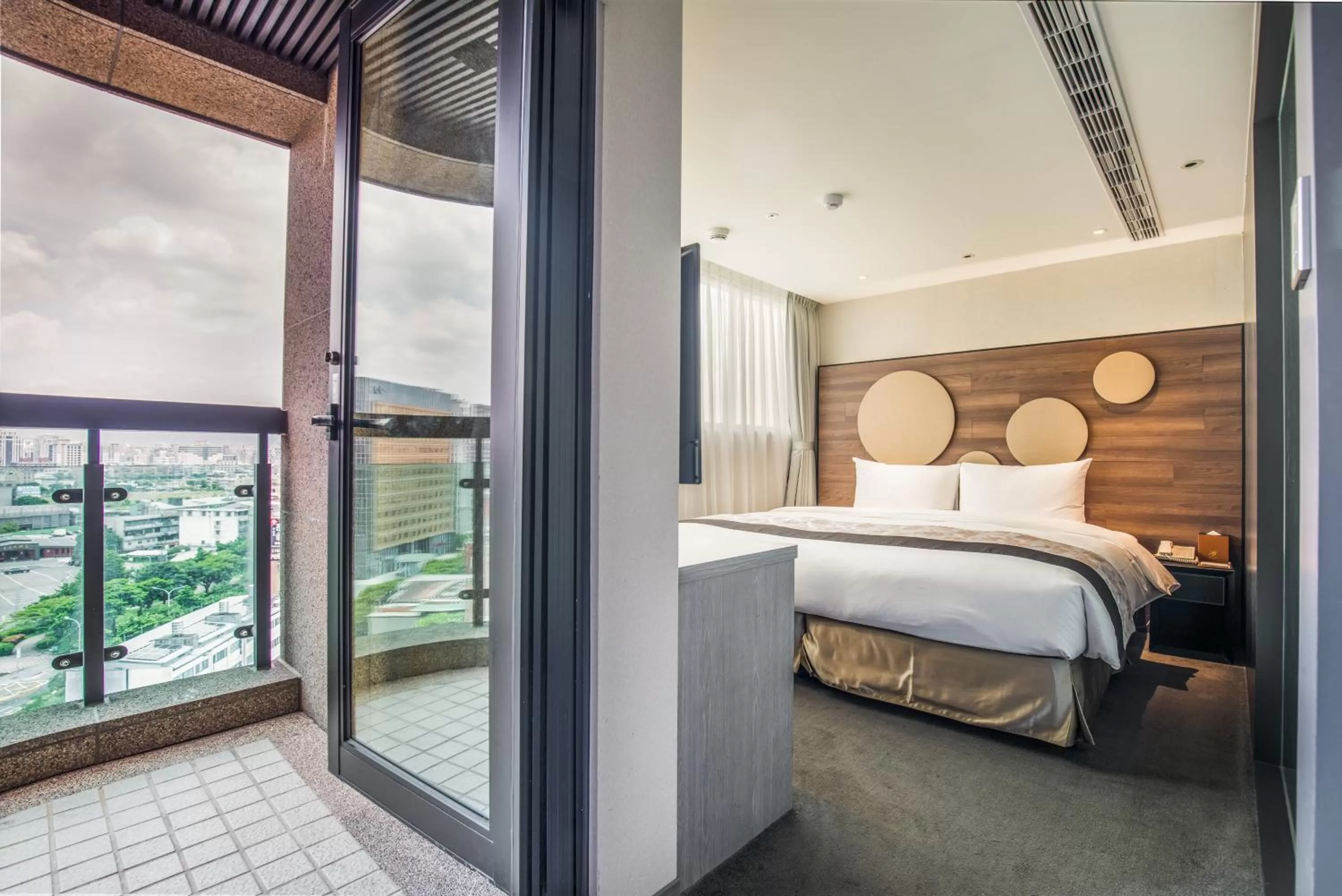 Photo of the whole room, Bed in Green World SongShan