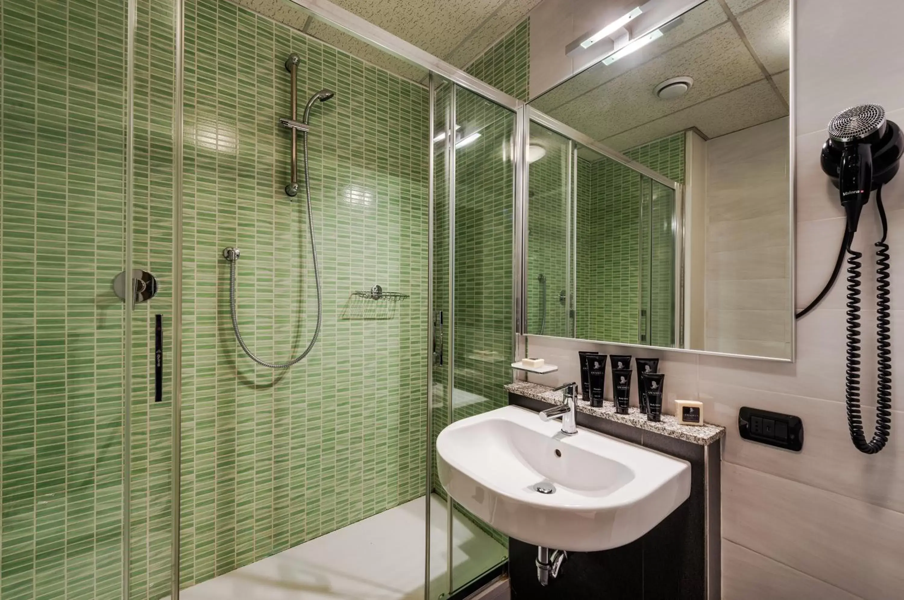 Bathroom in iH Hotels Bologna Amadeus