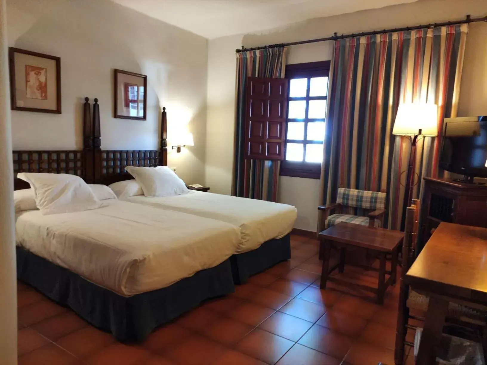 Photo of the whole room, Bed in Parador de Albacete