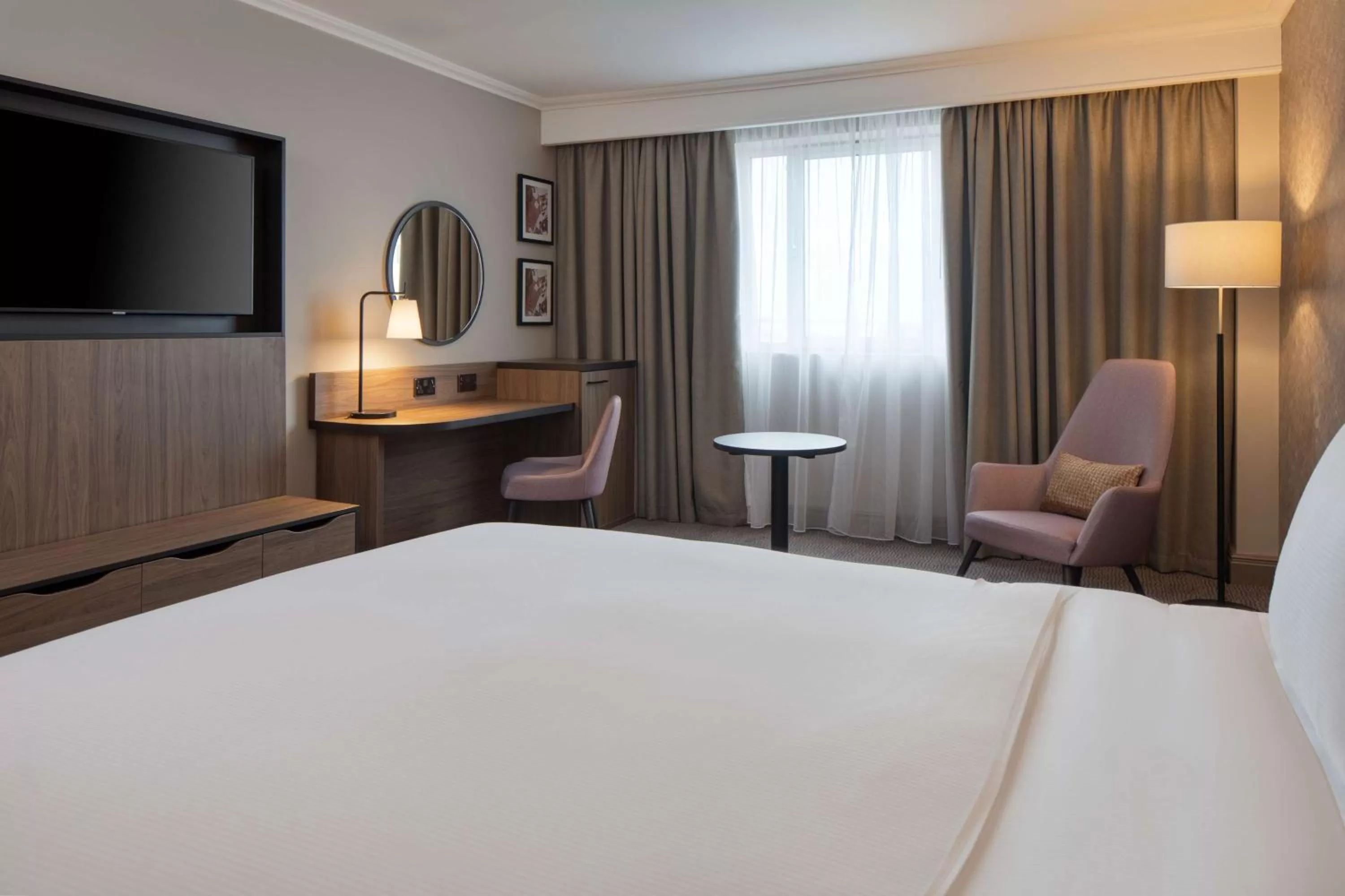 Bedroom, Bed in DoubleTree by Hilton Dartford Bridge