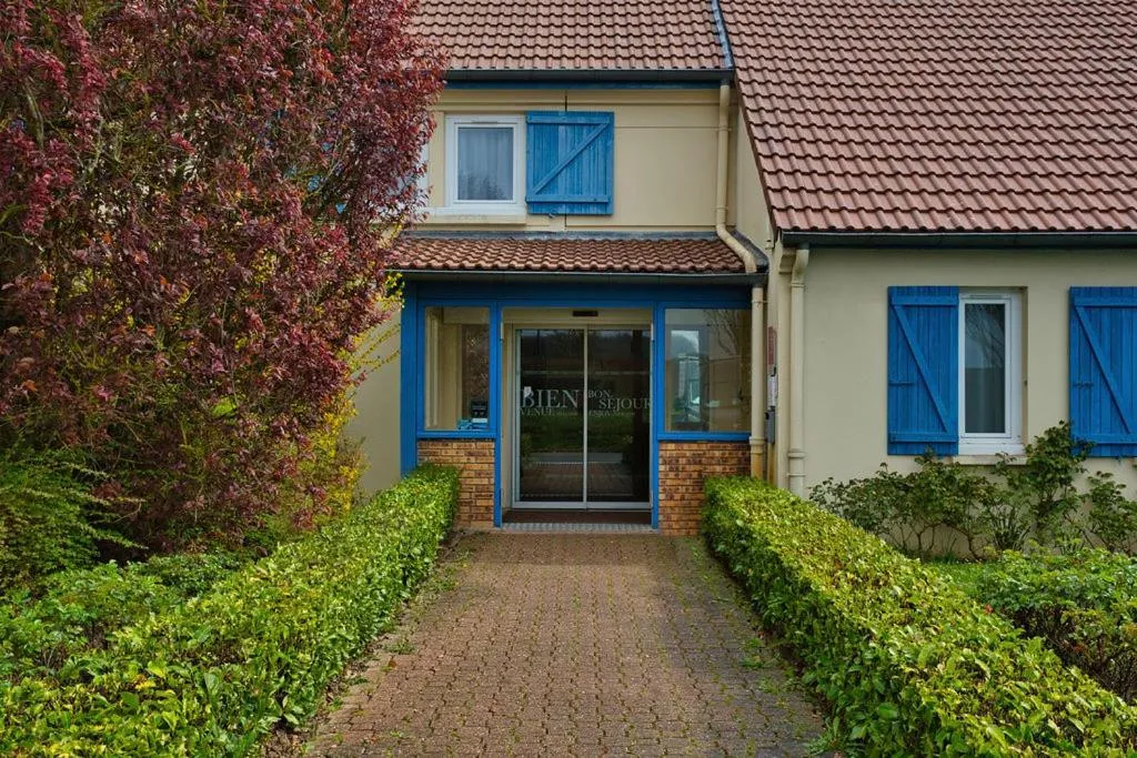 Facade/entrance in Sure Hotel by Best Western Plaisir