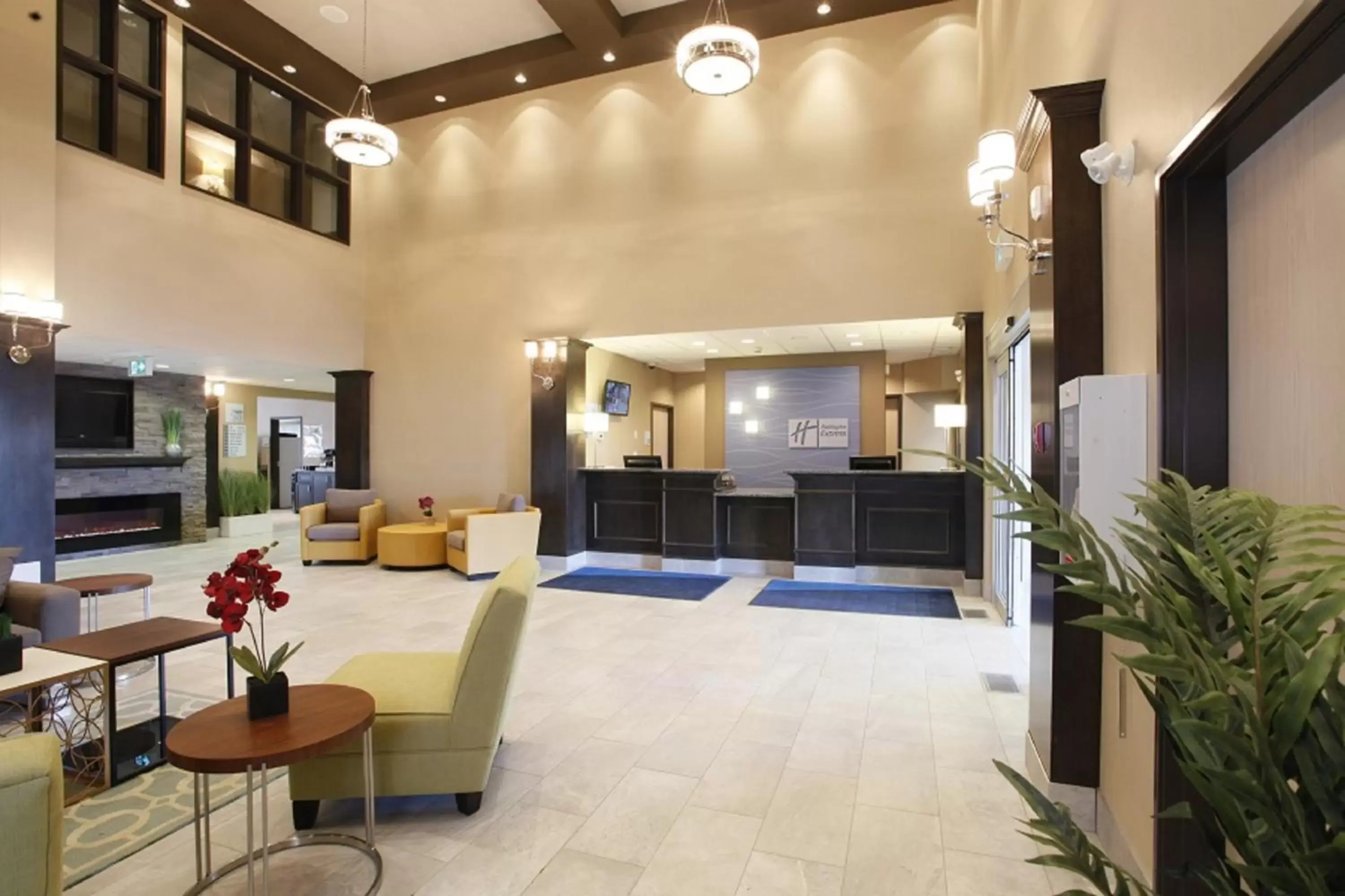 Lobby or reception, Lounge/Bar in Holiday Inn Express Fort St John, an IHG Hotel