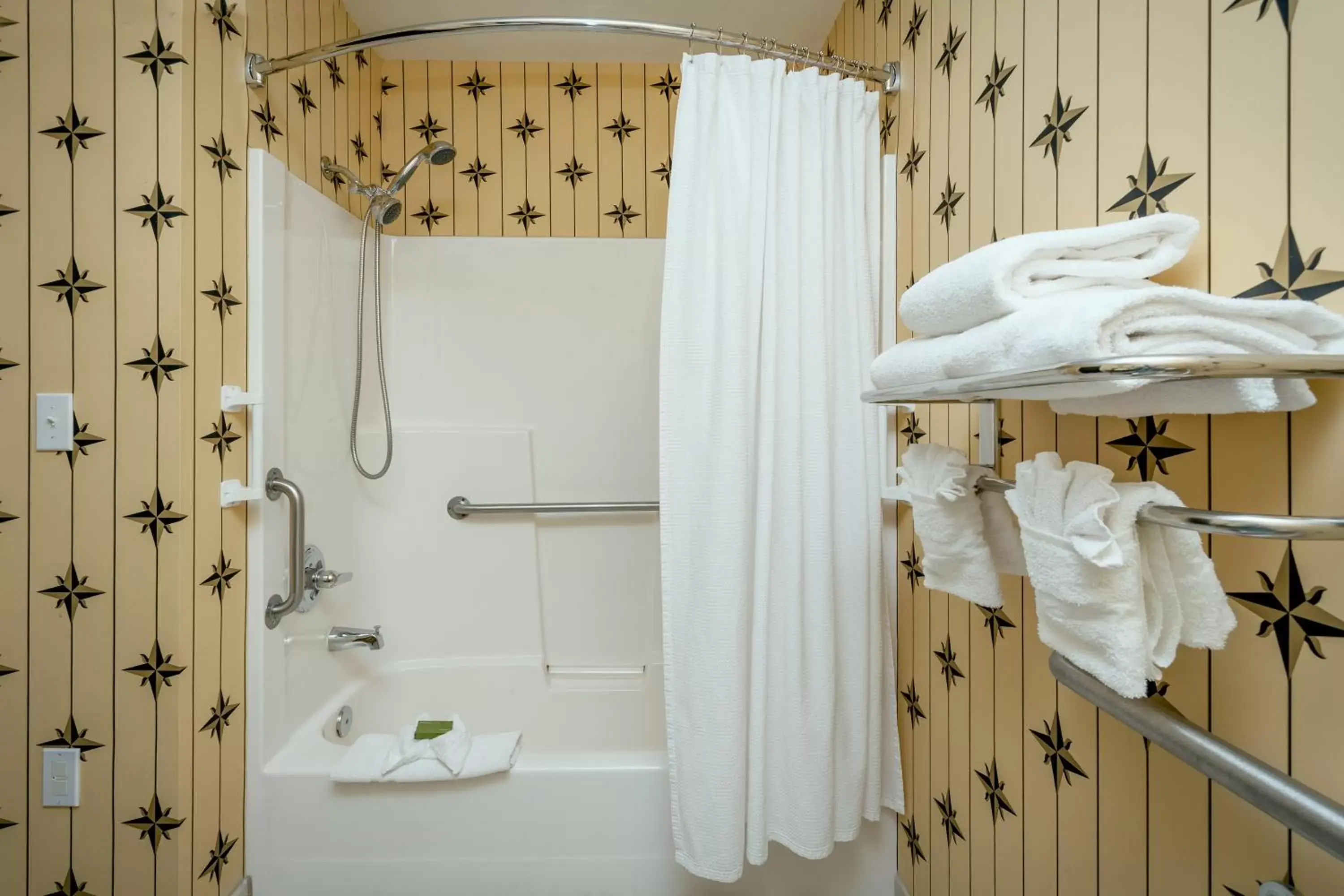 Decorative detail, Bathroom in Plaza Inn & Suites at Ashland Creek