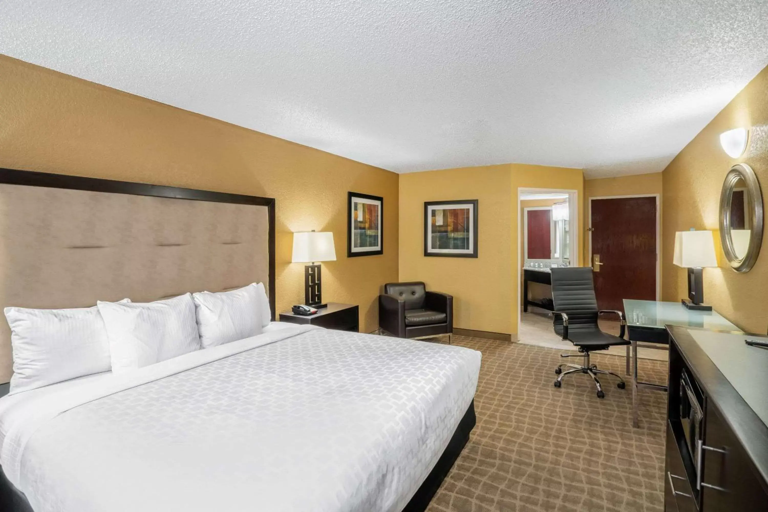 Photo of the whole room, Bed in La Quinta Inn & Suites by Wyndham Hot Springs