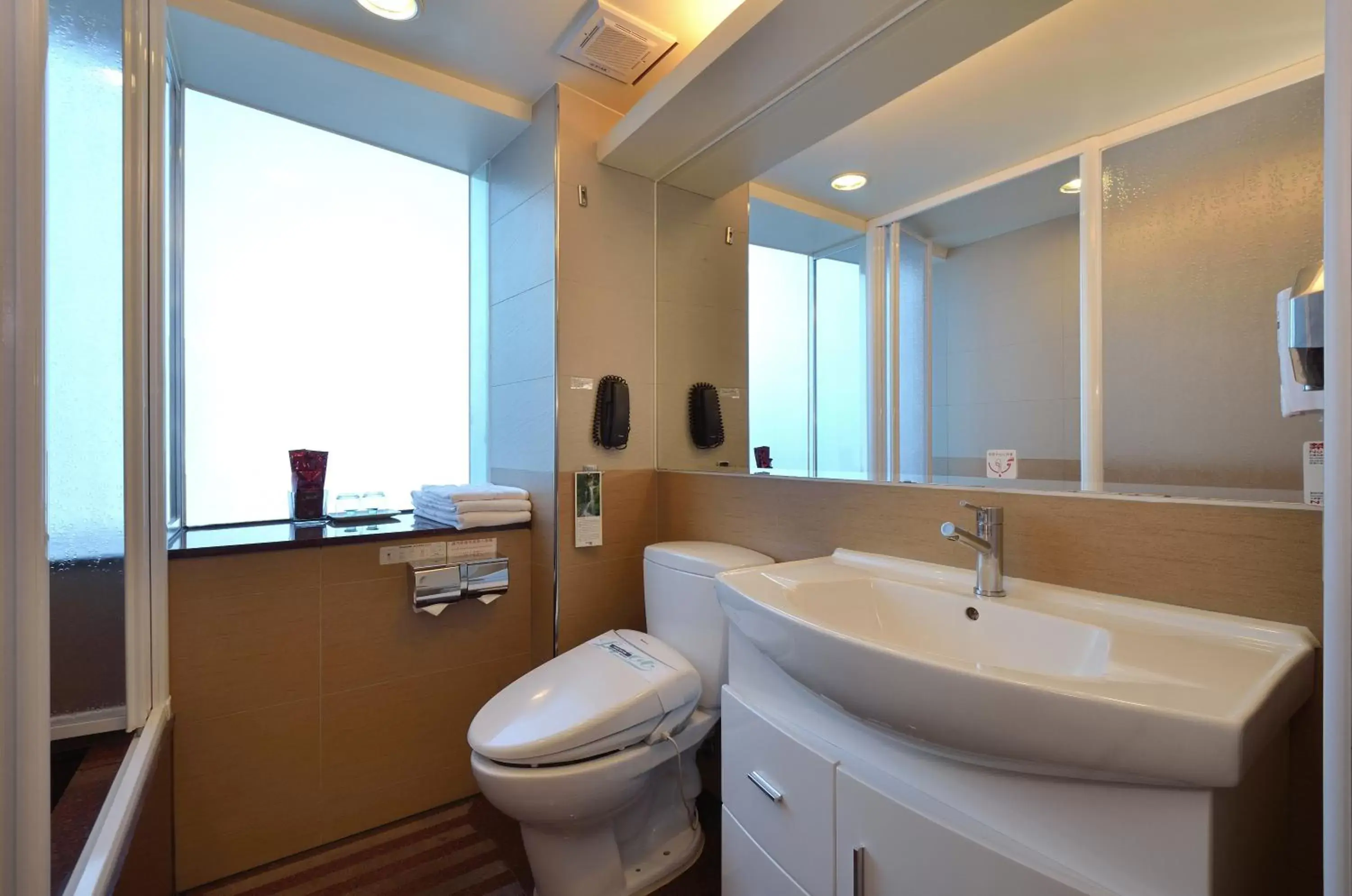 Bathroom in Yomi Hotel - ShuangLian MRT