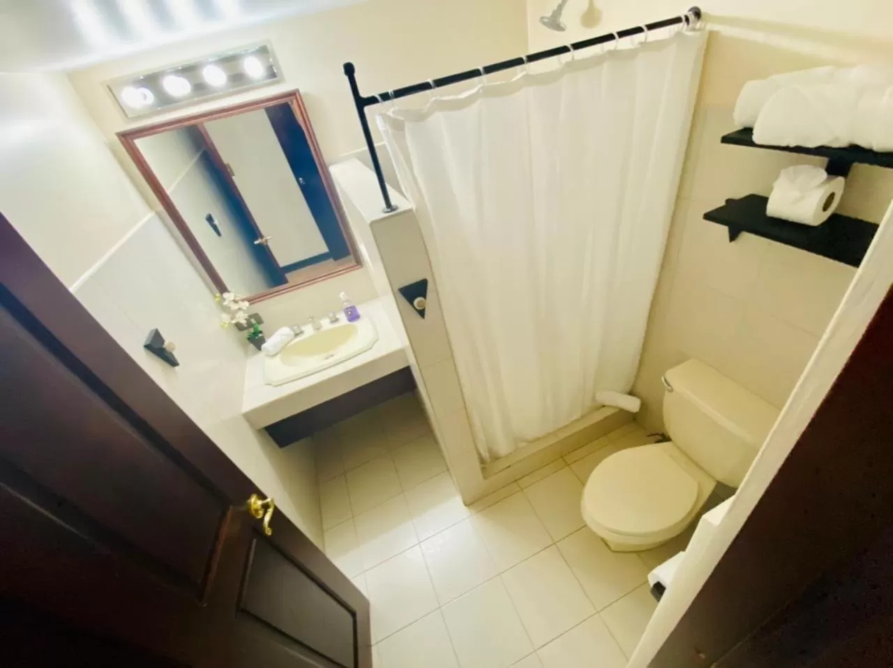 Bathroom in Hotel Mango Airport