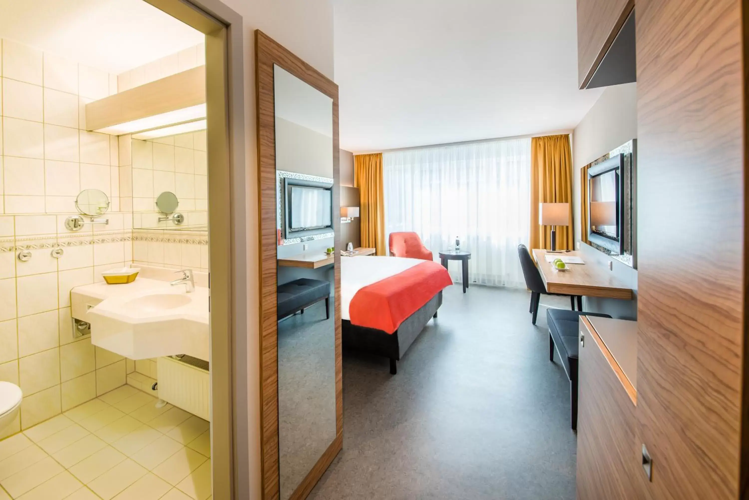 Bed, Bathroom in Best Western Plus Delta Park Hotel
