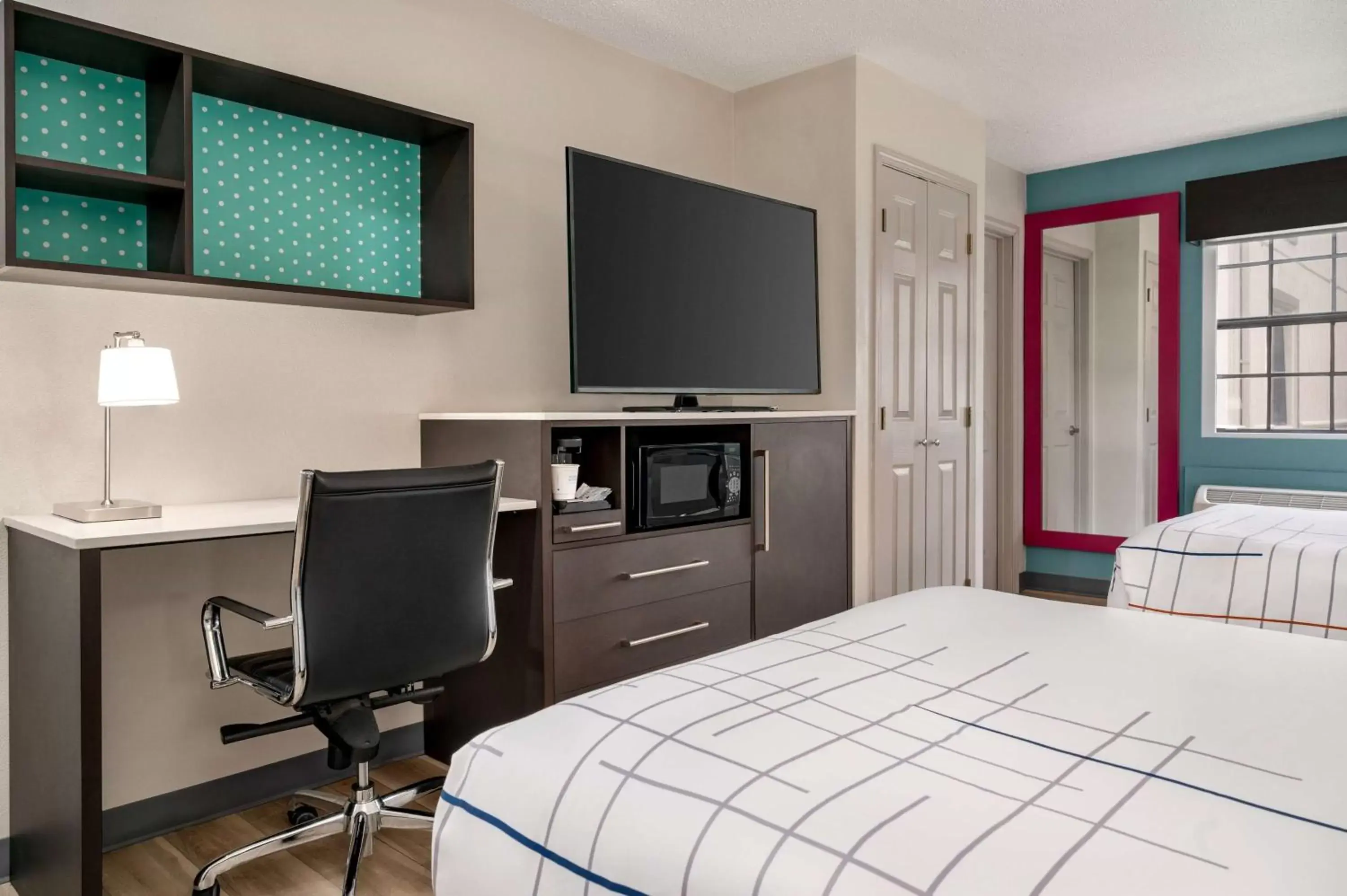 Bedroom, TV/Entertainment Center in La Quinta Inn by Wyndham Columbus Airport Area