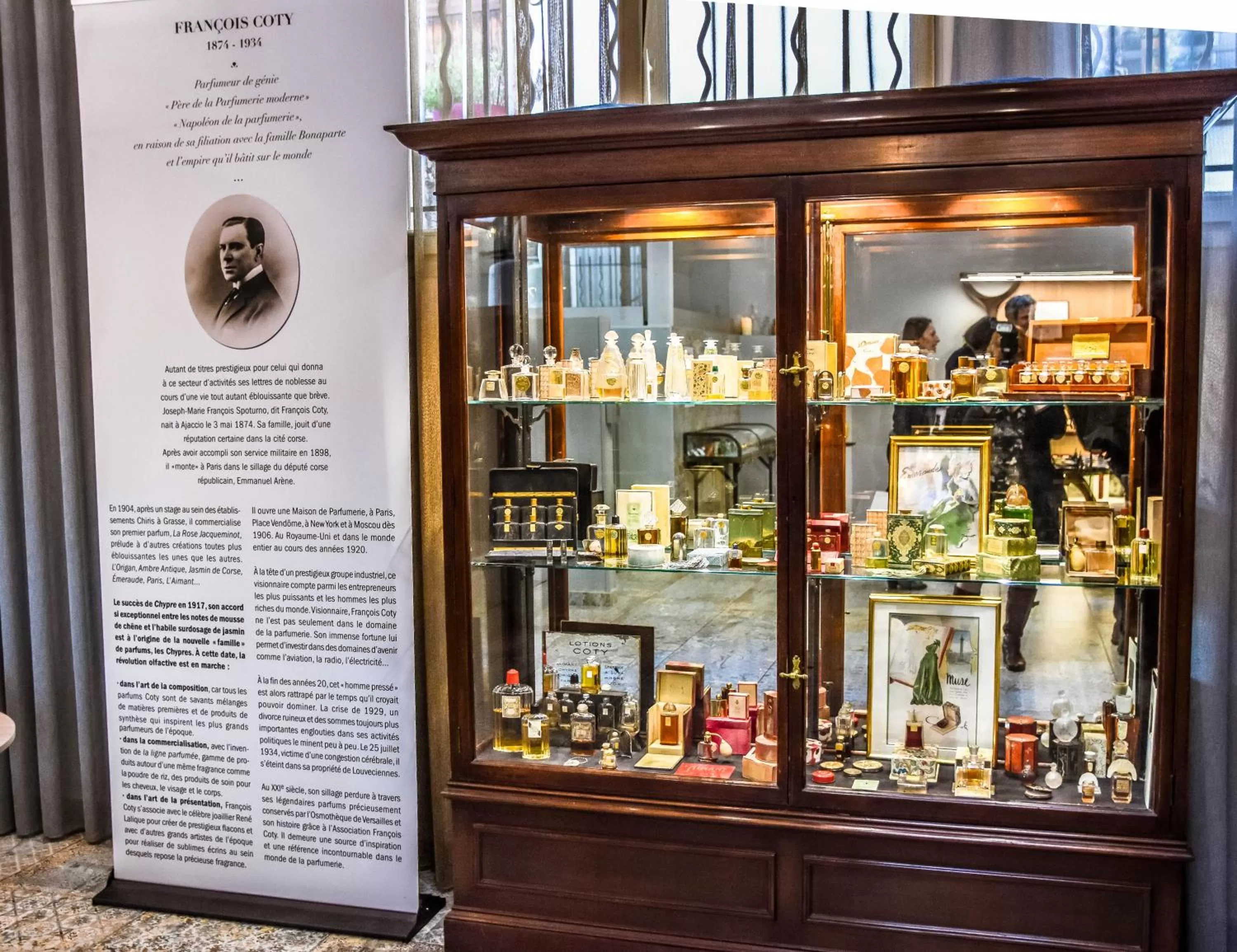 Decorative detail in Hôtel Mercure Paris Suresnes Longchamp