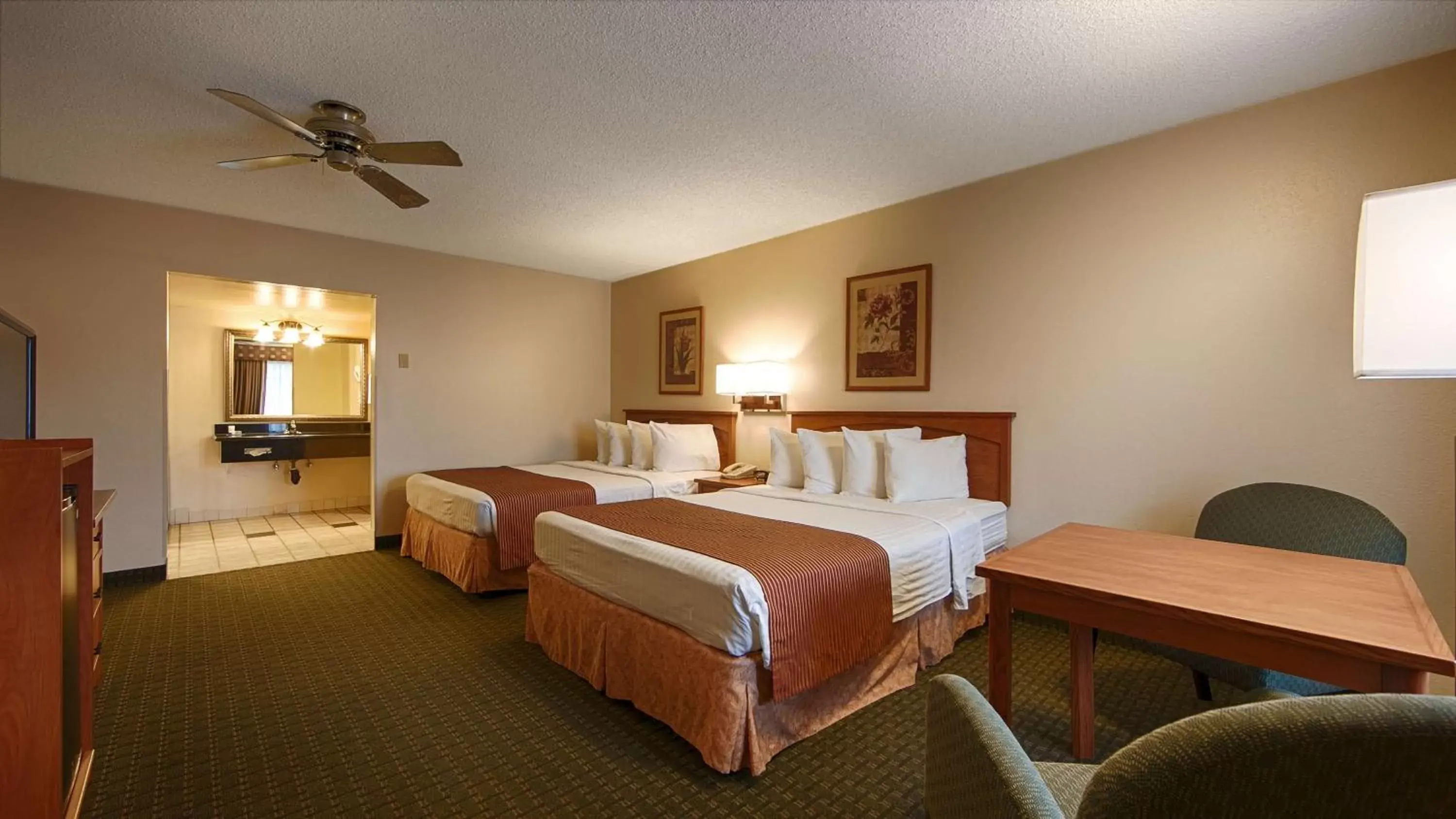 Photo of the whole room, Bed in SureStay Hotel by Best Western Tehachapi