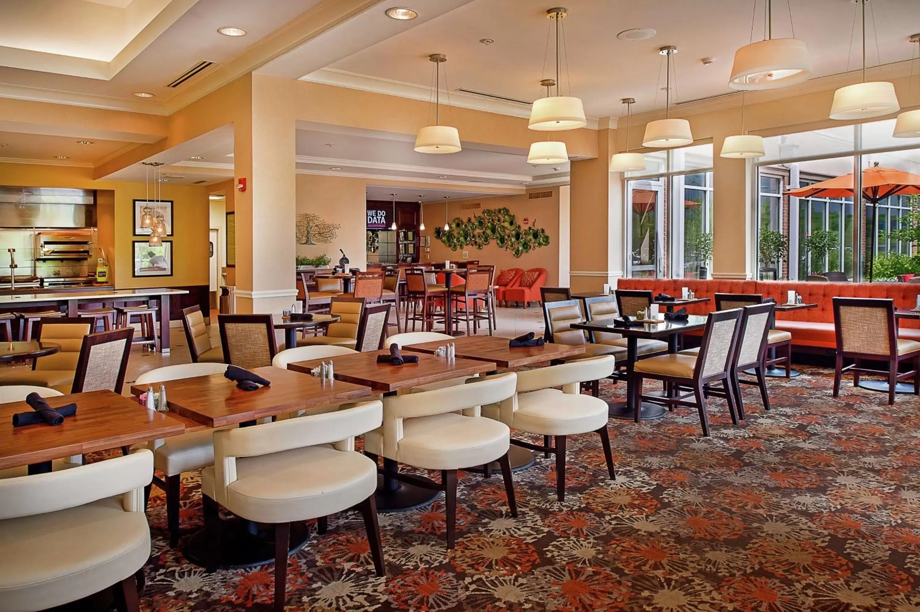 Dining area, Lounge/Bar in Hilton Garden Inn St. Louis Airport