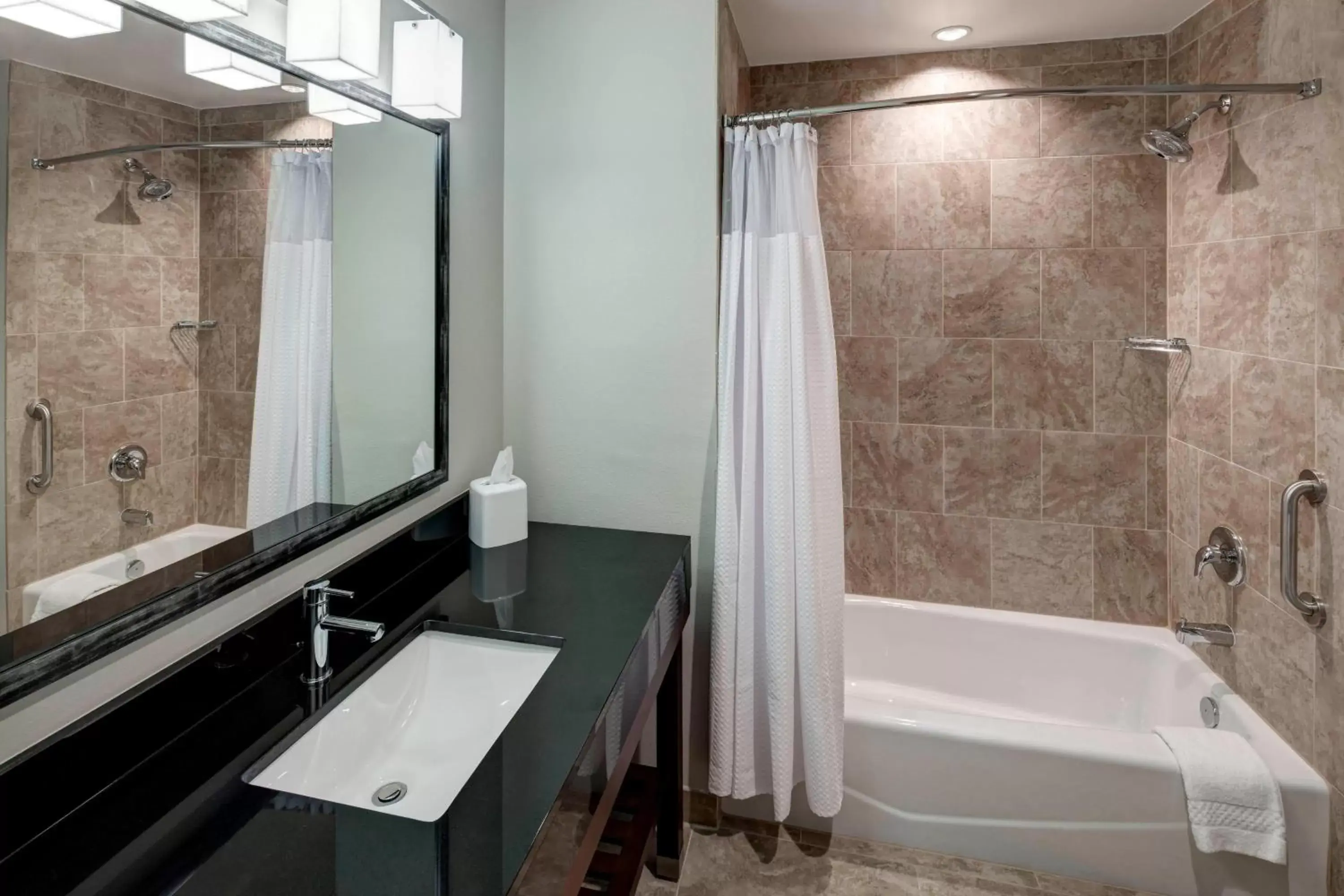 Bathroom in Courtyard by Marriott Dallas Plano/Richardson