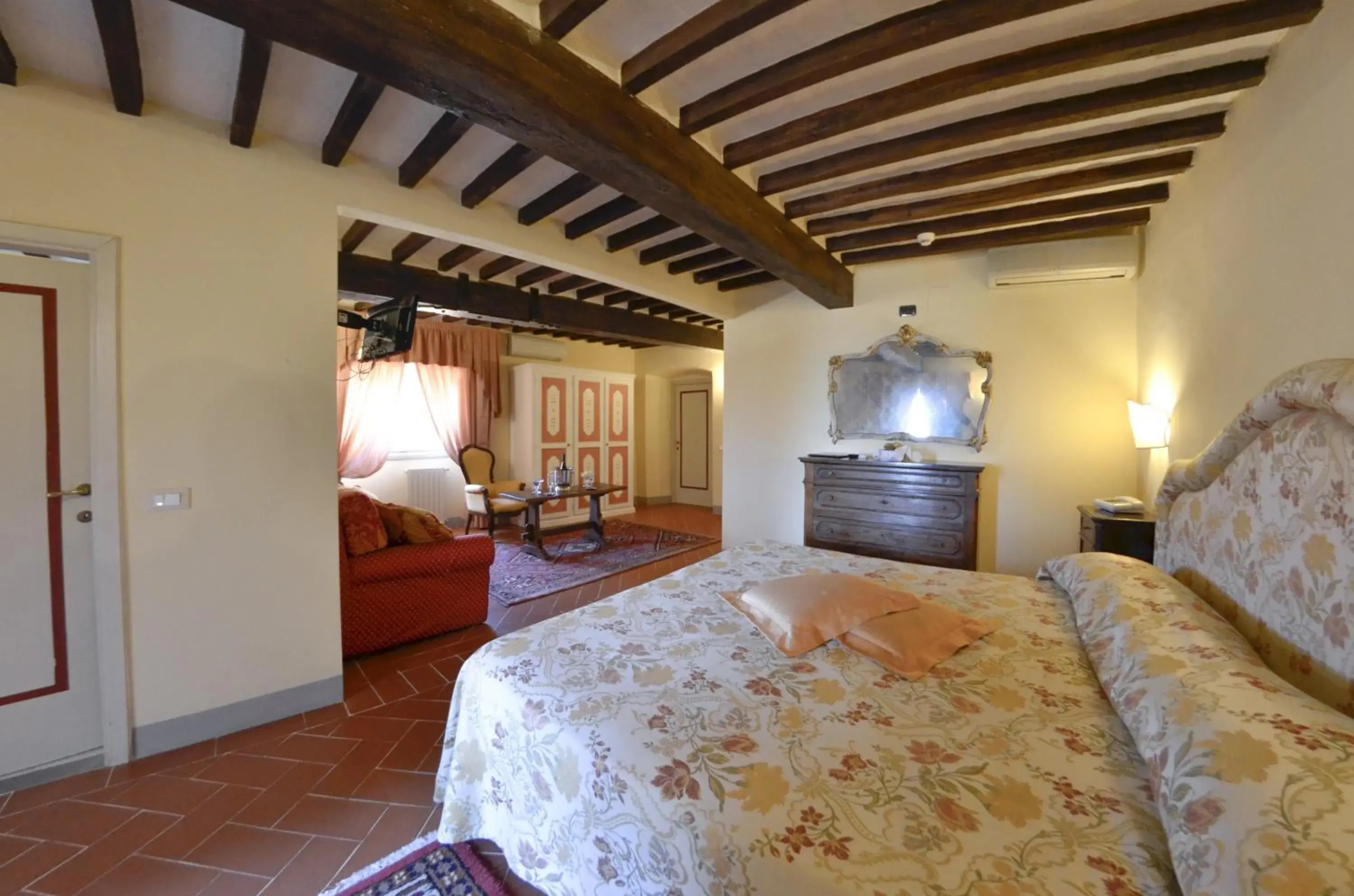 Bed, Seating Area in Hotel San Michele