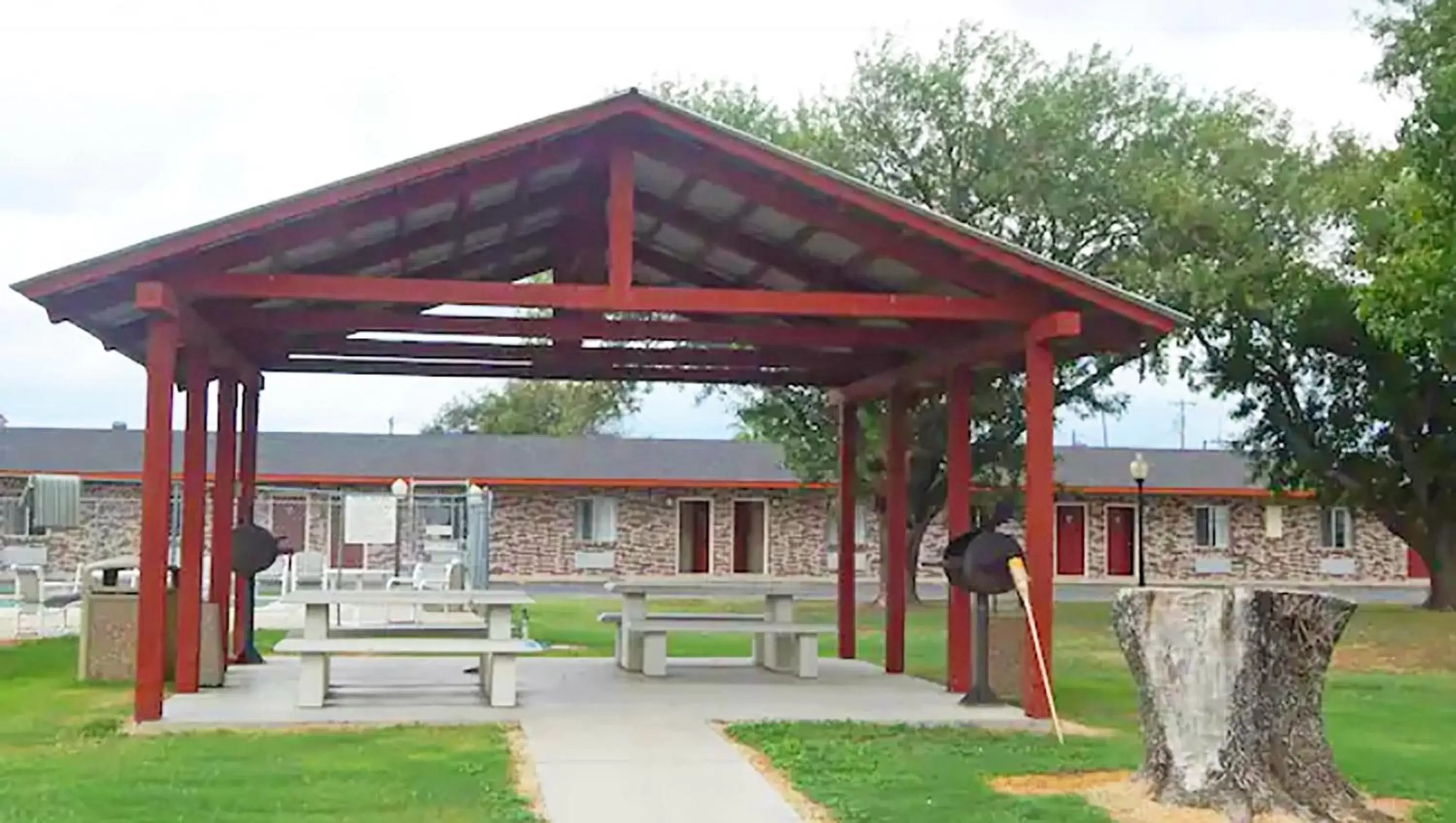 BBQ facilities in Regency Inn Hondo