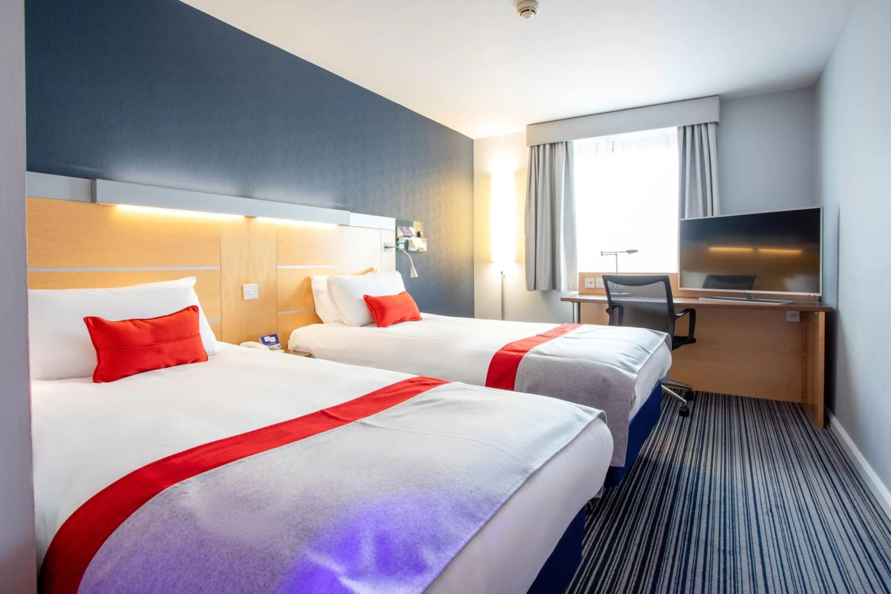Photo of the whole room, Bed in Holiday Inn Express Dunfermline by IHG