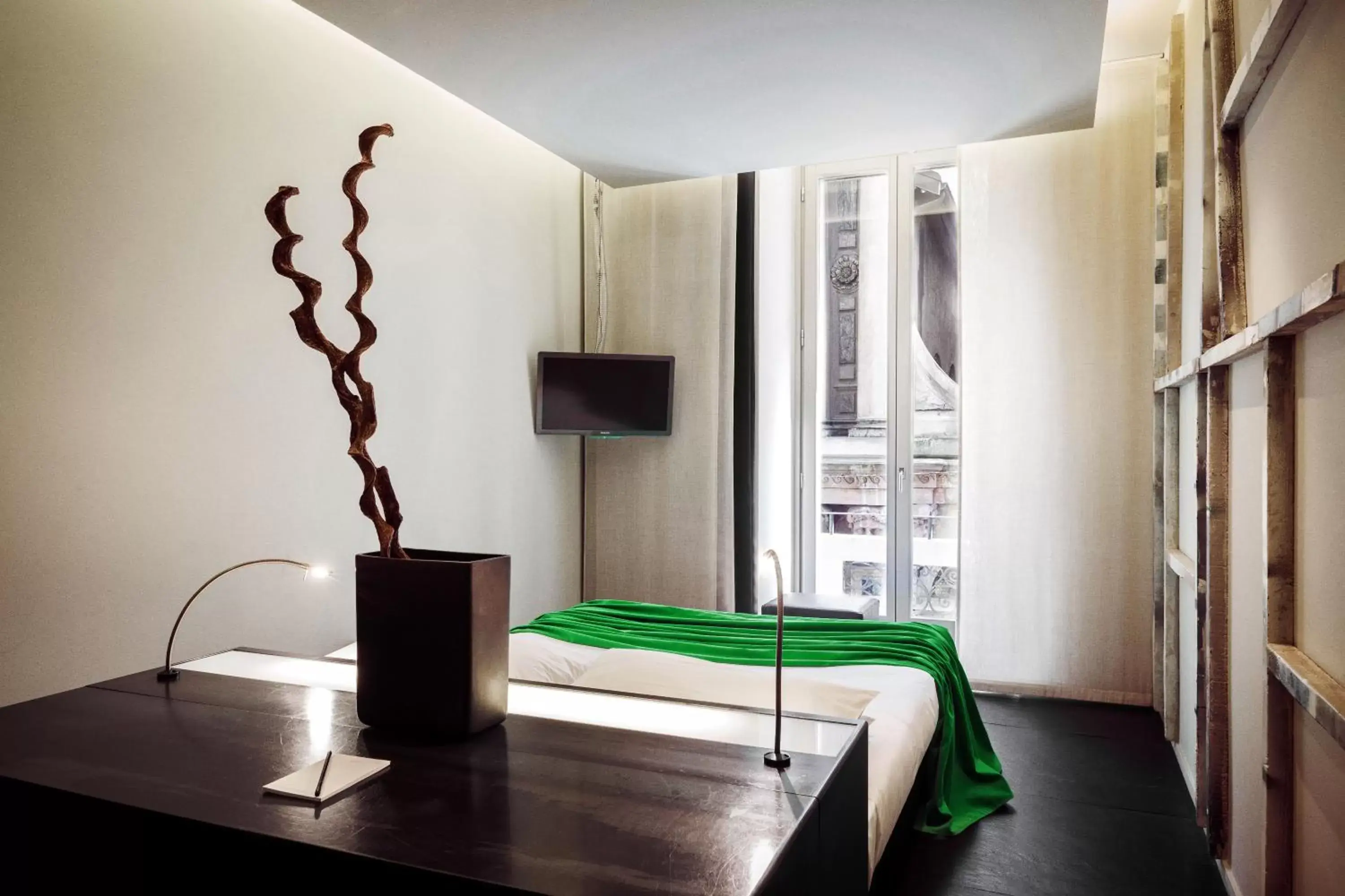 Bed, Dining Area in STRAF, Milan, a Member of Design Hotels