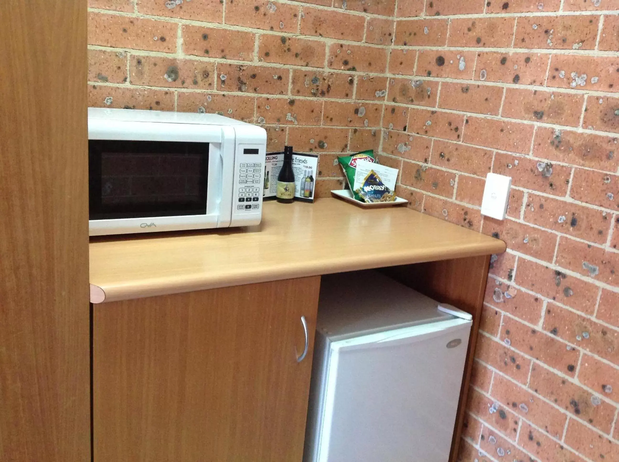 Kitchen or kitchenette, TV/Entertainment Center in Akuna Motor Inn and Apartments