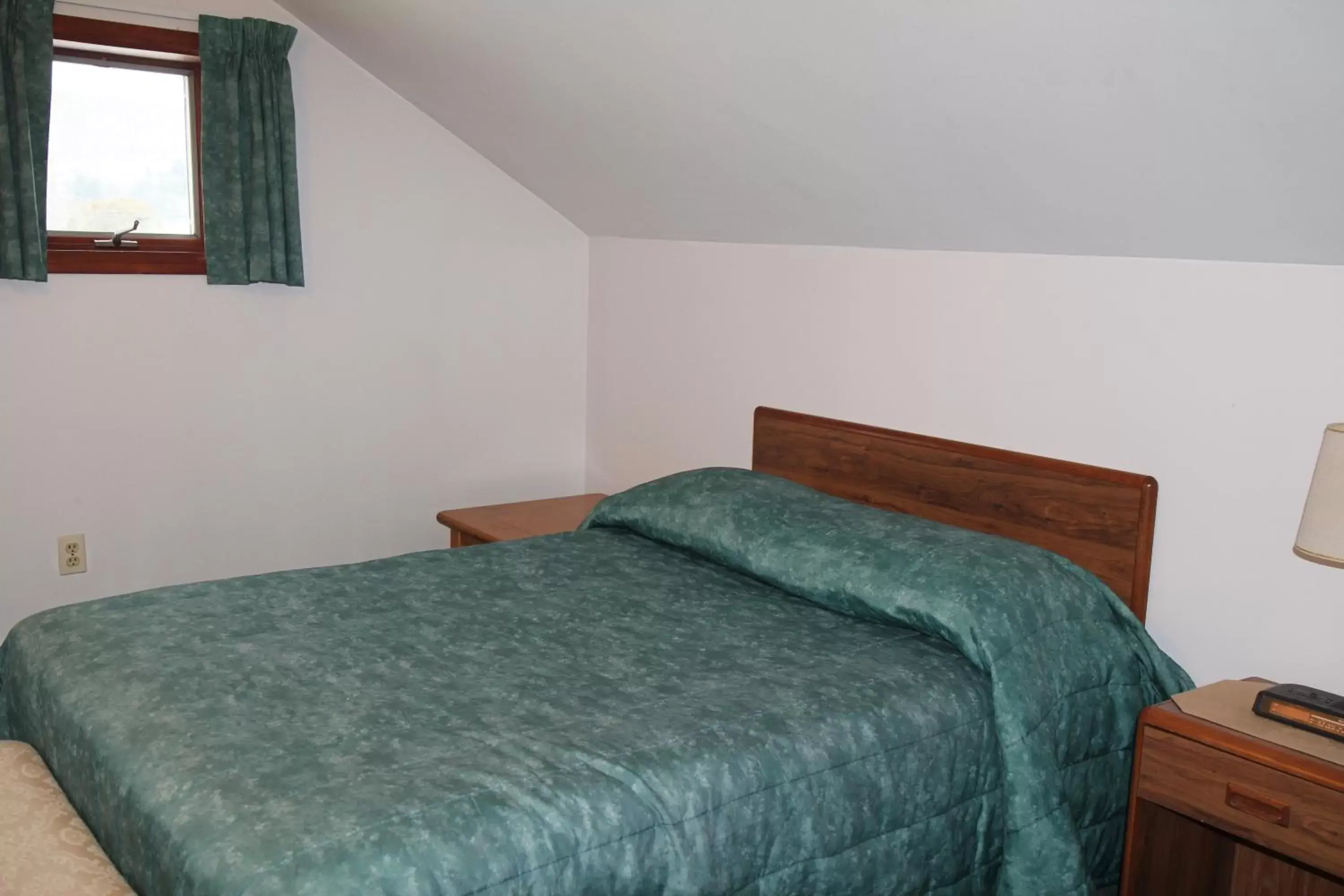 Bedroom, Bed in Sara Placid Inn & Suites