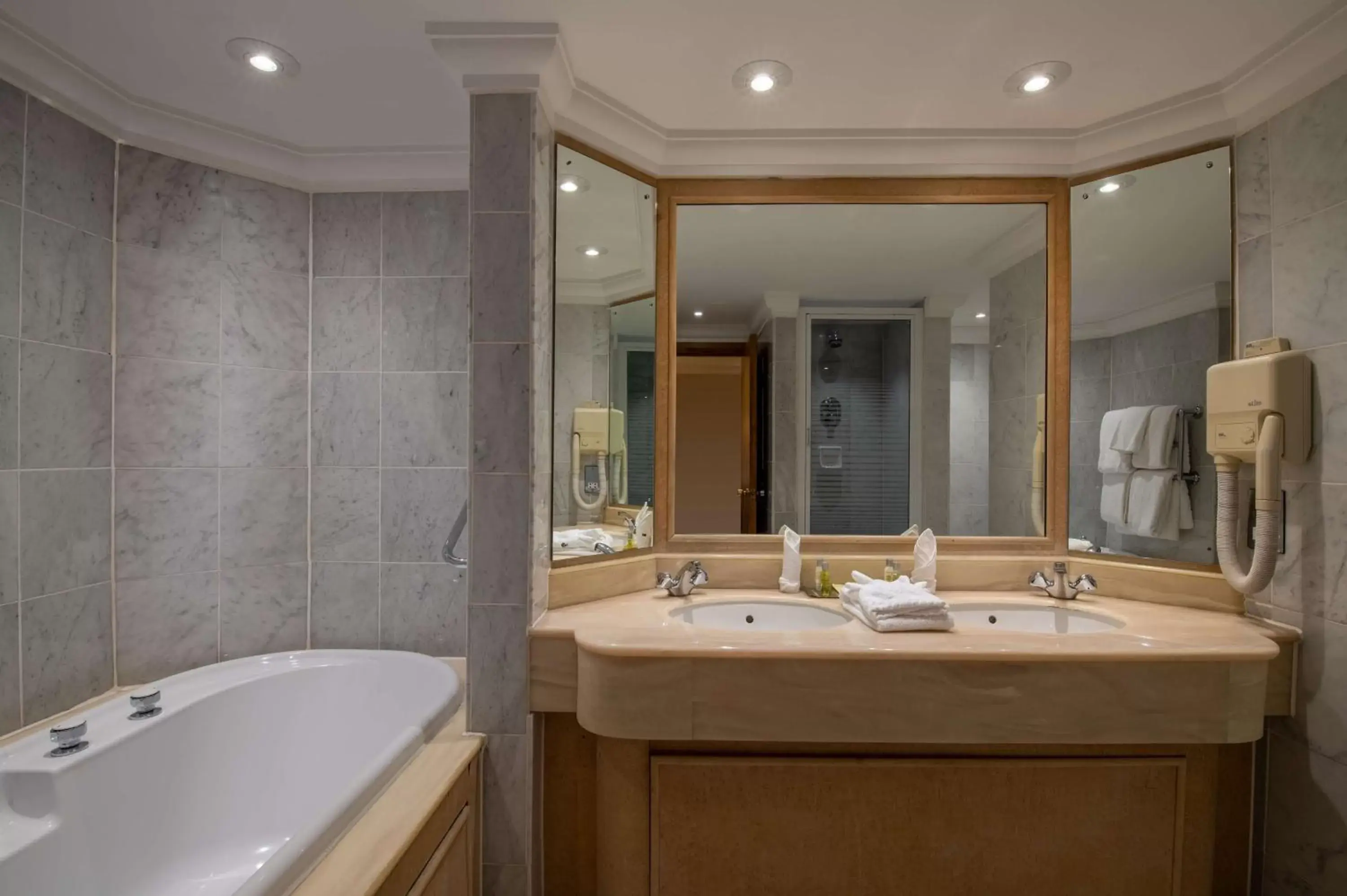 Bathroom in Hilton Birmingham Metropole Hotel