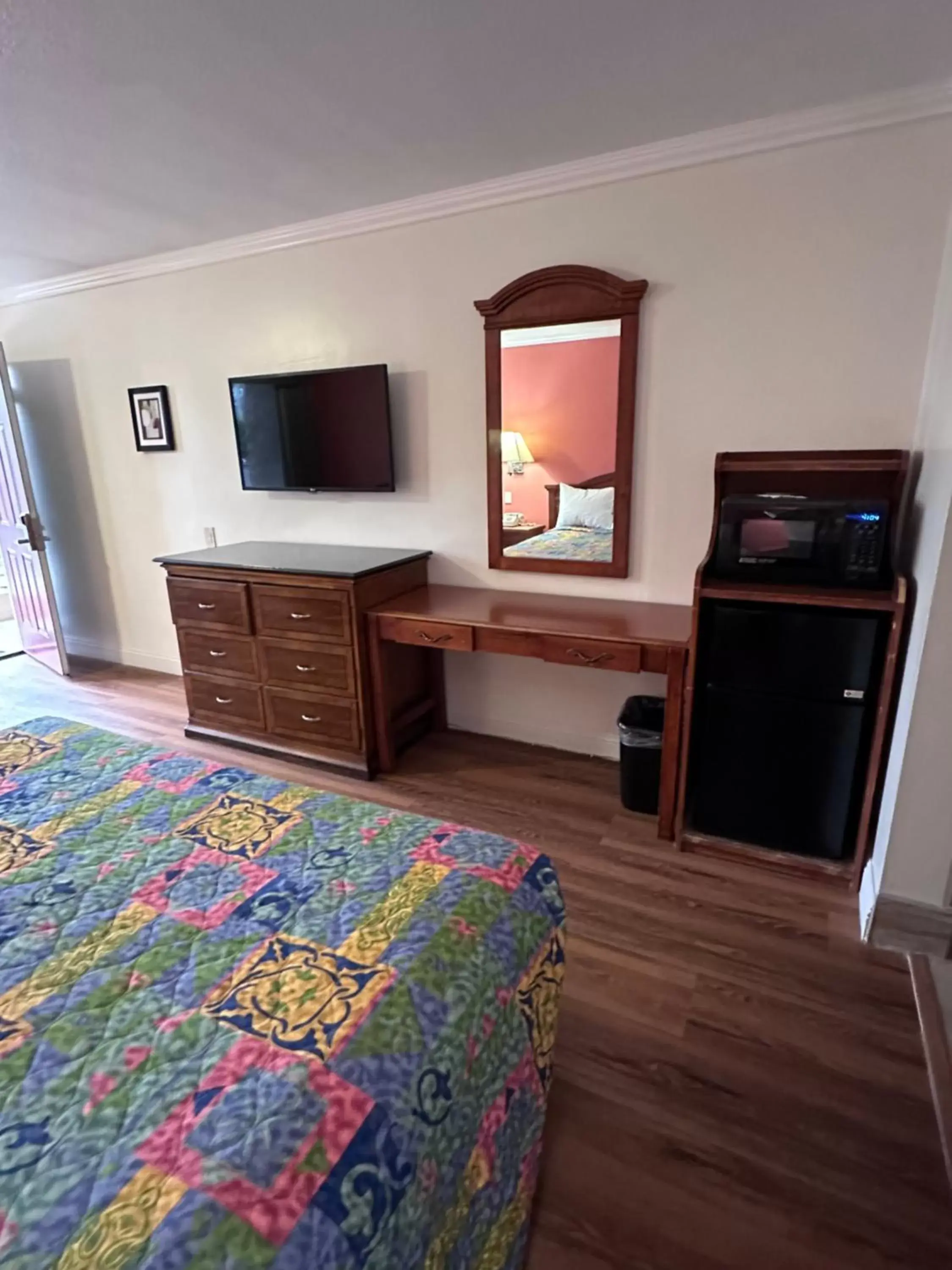 Bedroom, TV/Entertainment Center in Willow Tree Lodge