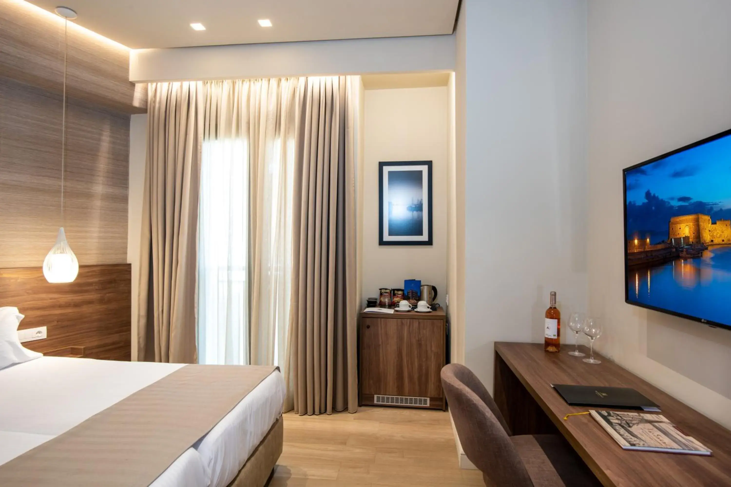 Bedroom, TV/Entertainment Center in Metropole Urban Hotel