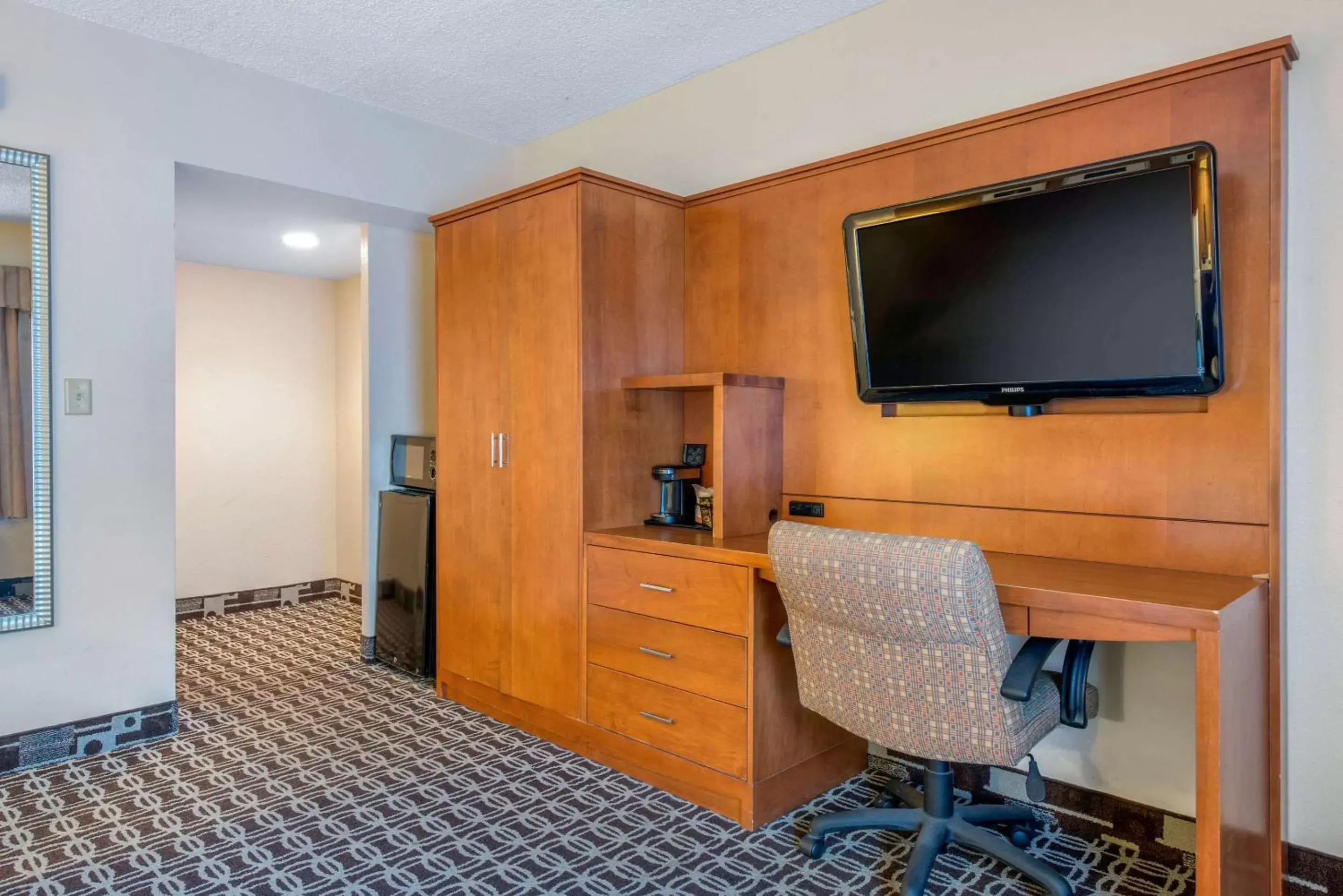 Photo of the whole room, TV/Entertainment Center in Quality Inn Savannah Historic District