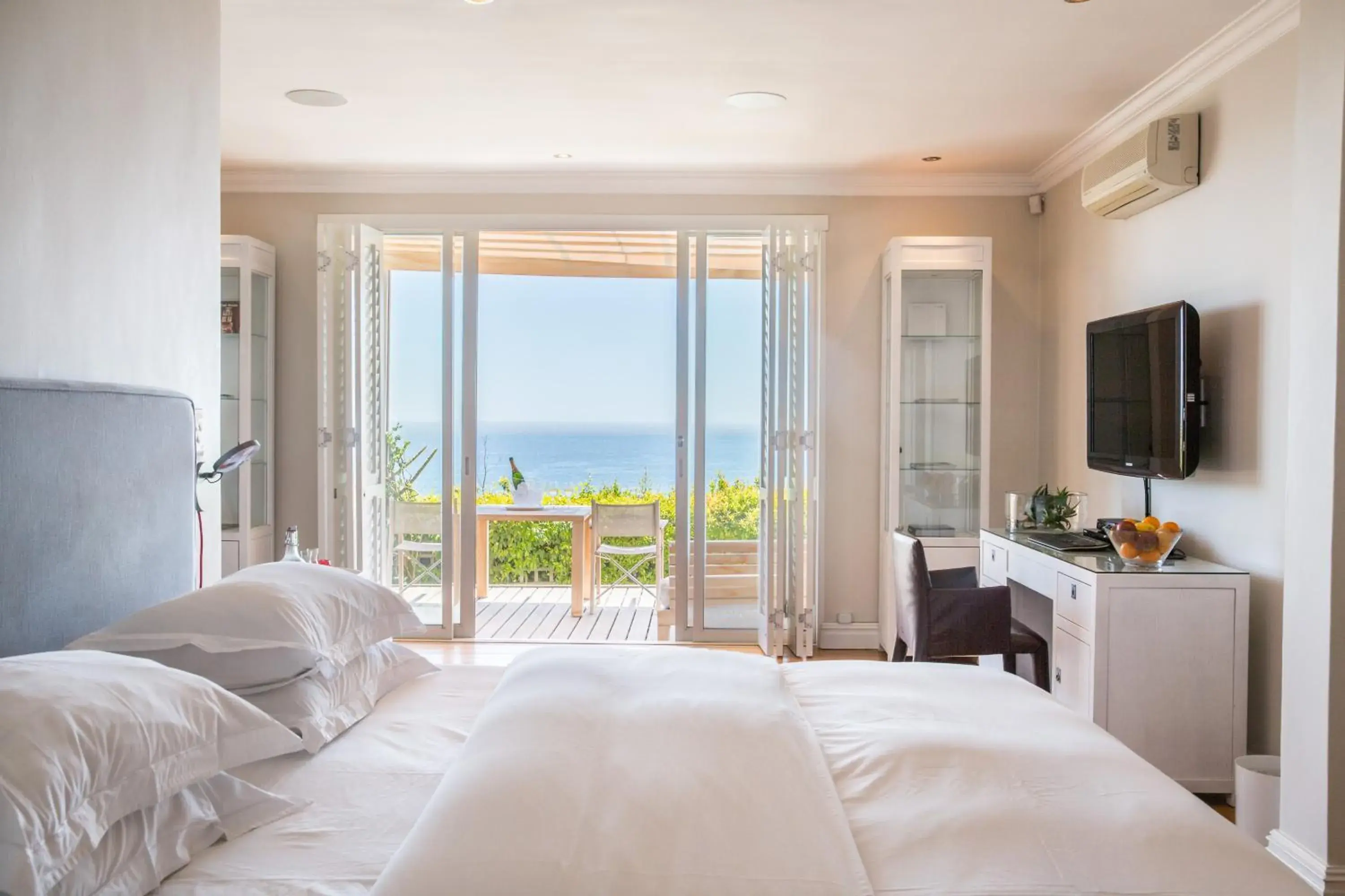 Bedroom, Sea View in Compass House