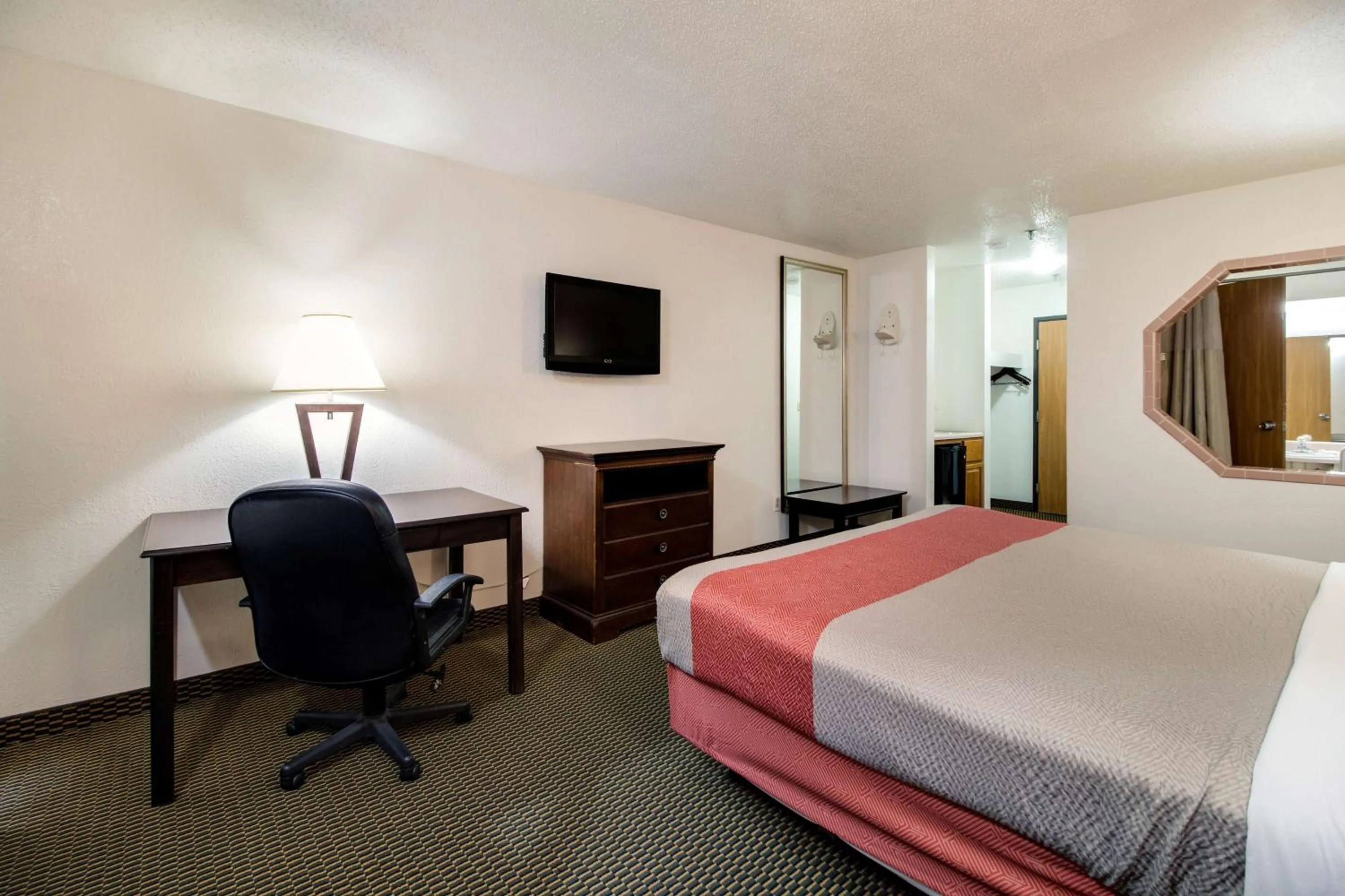 Photo of the whole room, Bed in Motel 6-Marion, IL