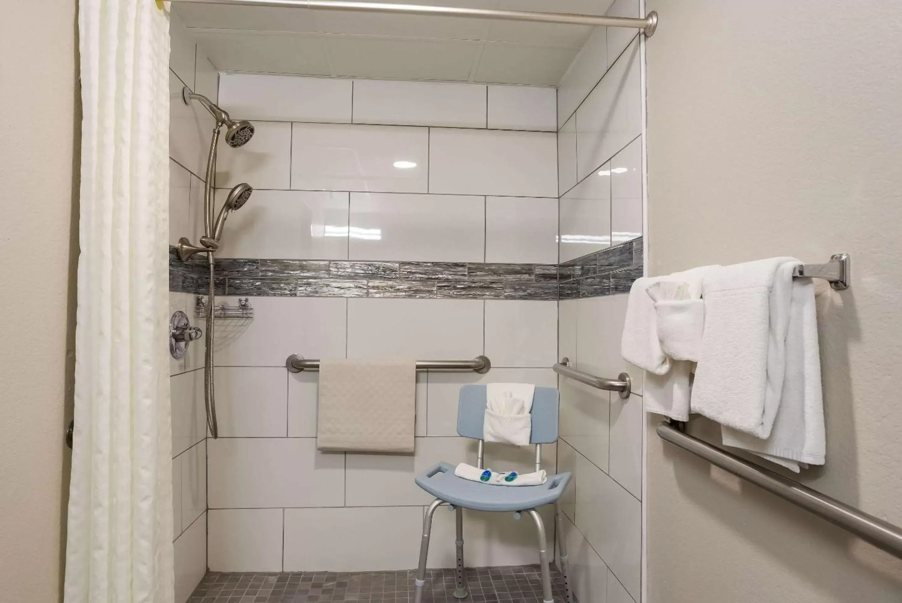 Bedroom, Bathroom in Rodeway Inn Branson, Brick House