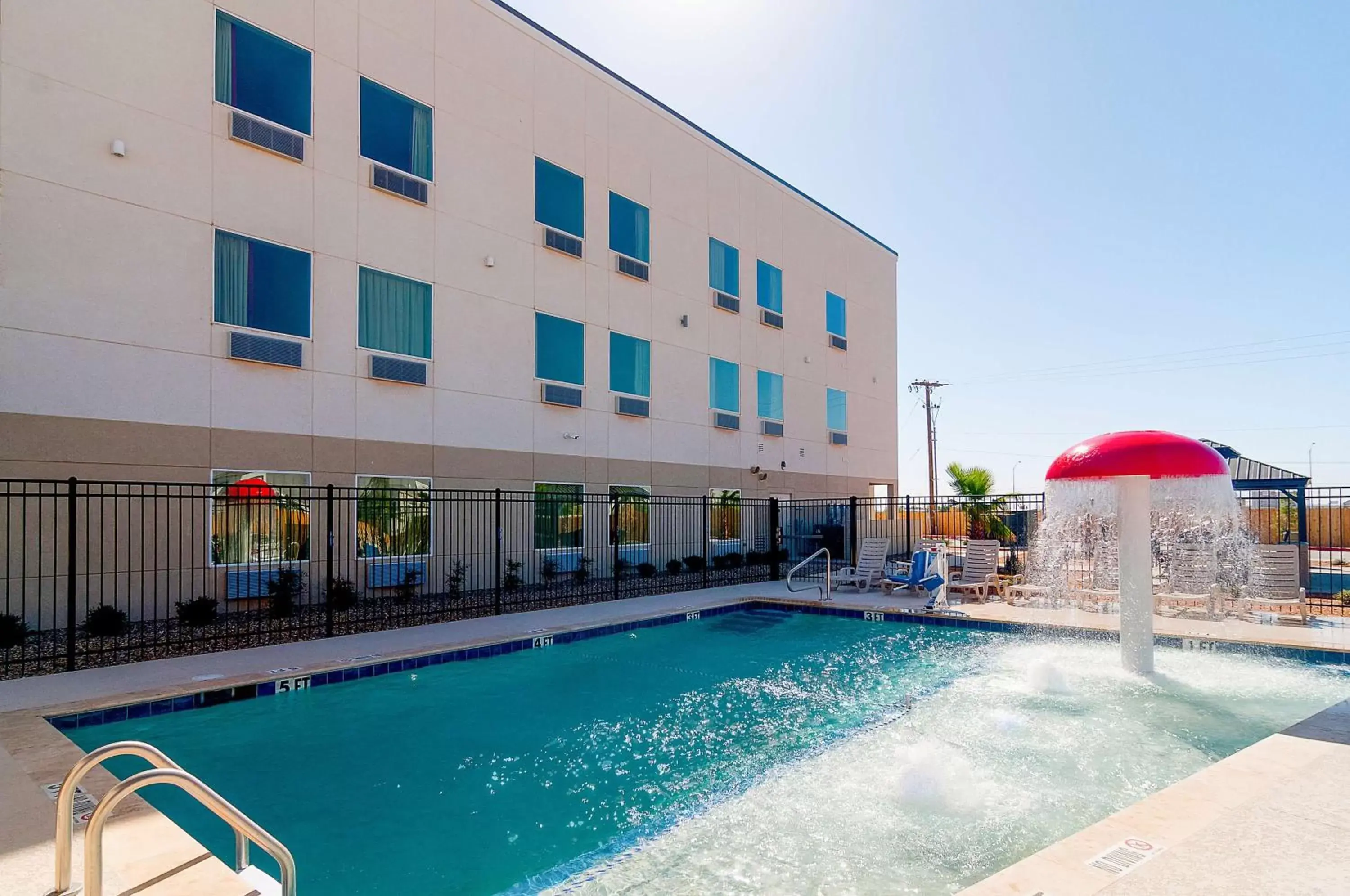 Day, Swimming Pool in Motel 6-Midland, TX