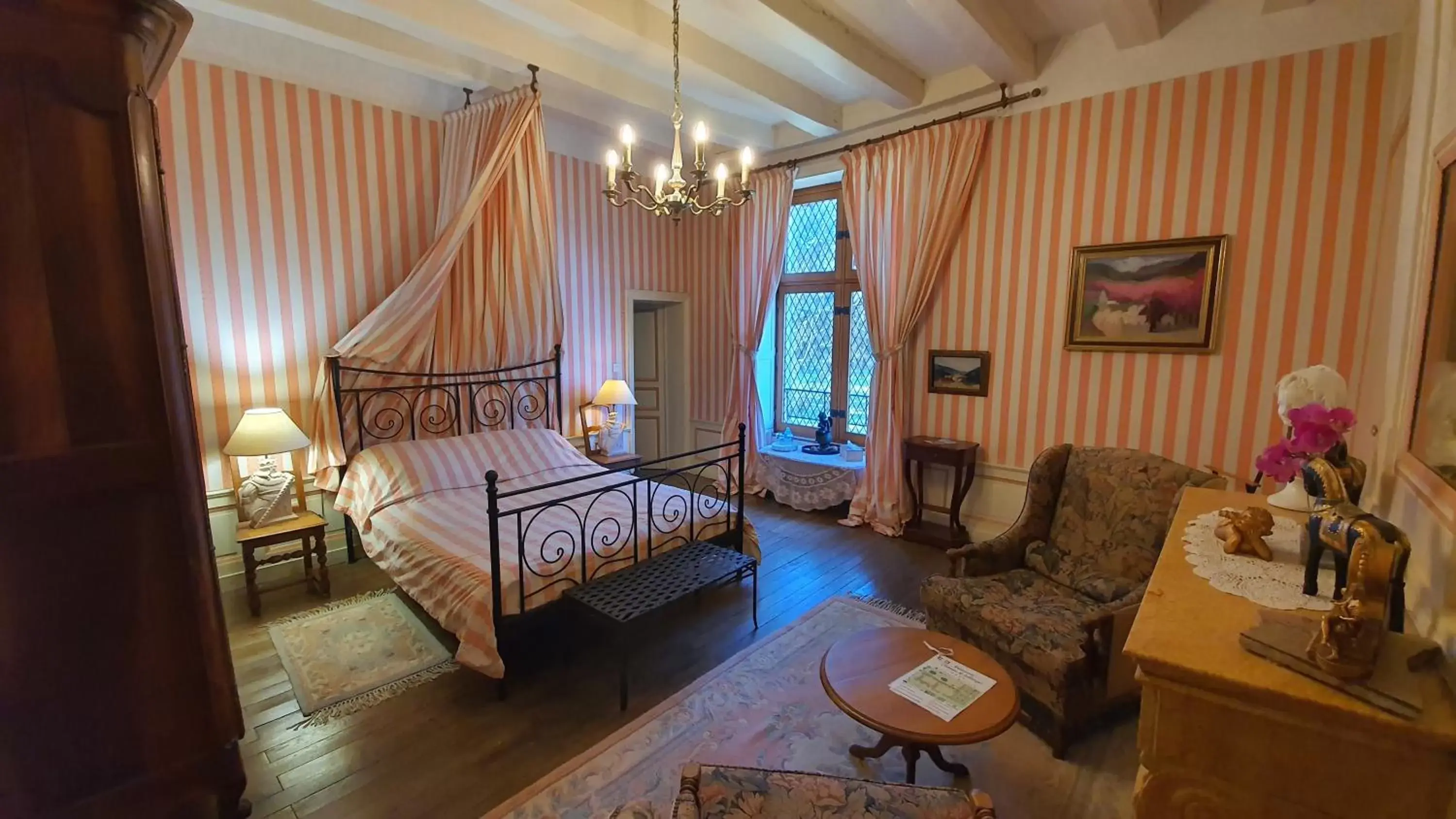 Bedroom, Seating Area in Chateau de Jallanges - Les Collectionneurs