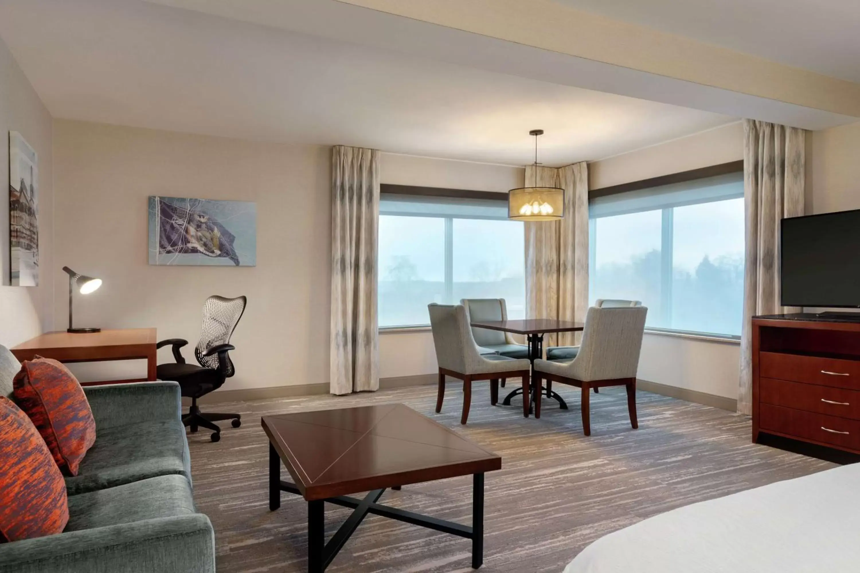 Bedroom, Seating Area in Hilton Garden Inn Troy