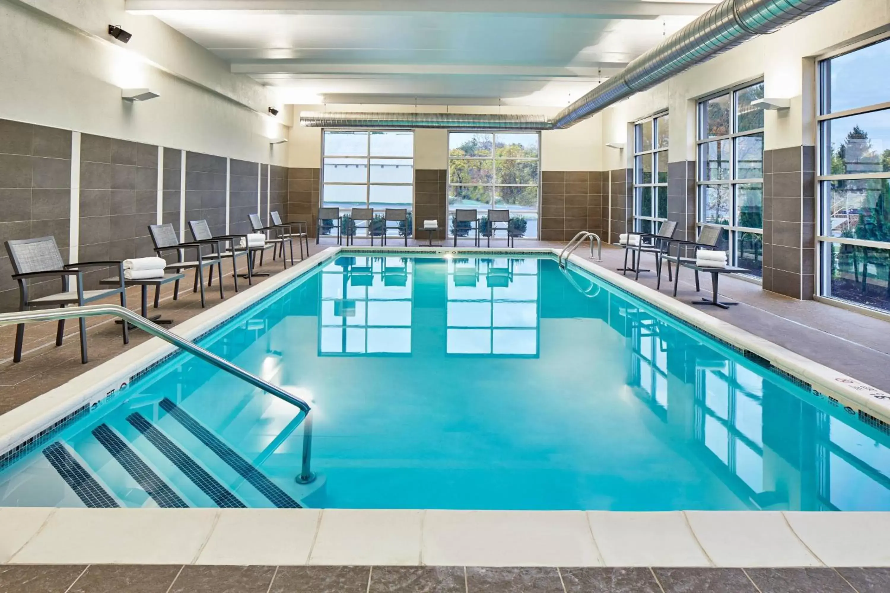 Swimming Pool in Courtyard by Marriott Albany Airport