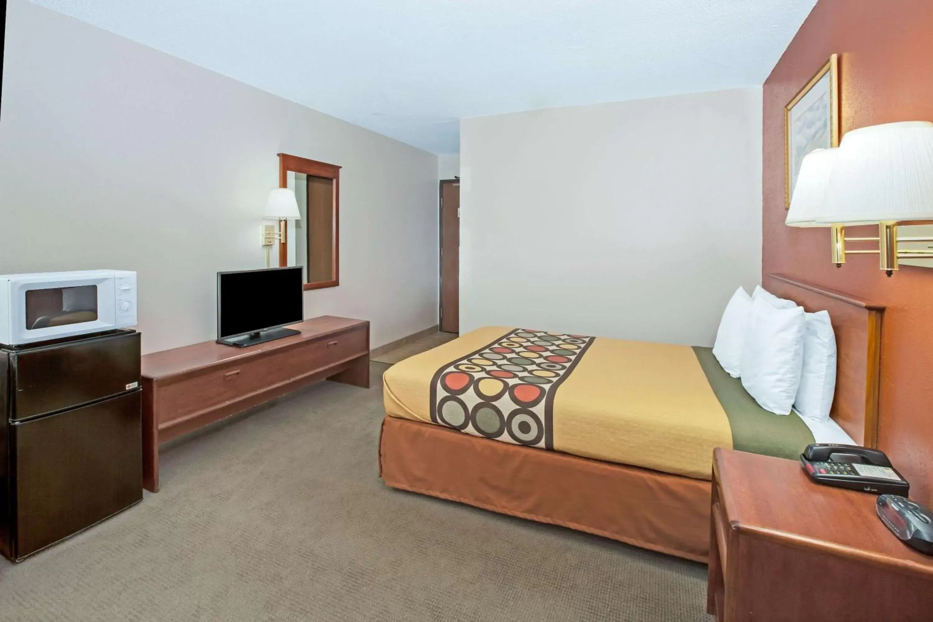 Photo of the whole room, Bed in Super 8 by Wyndham Crystal Lake