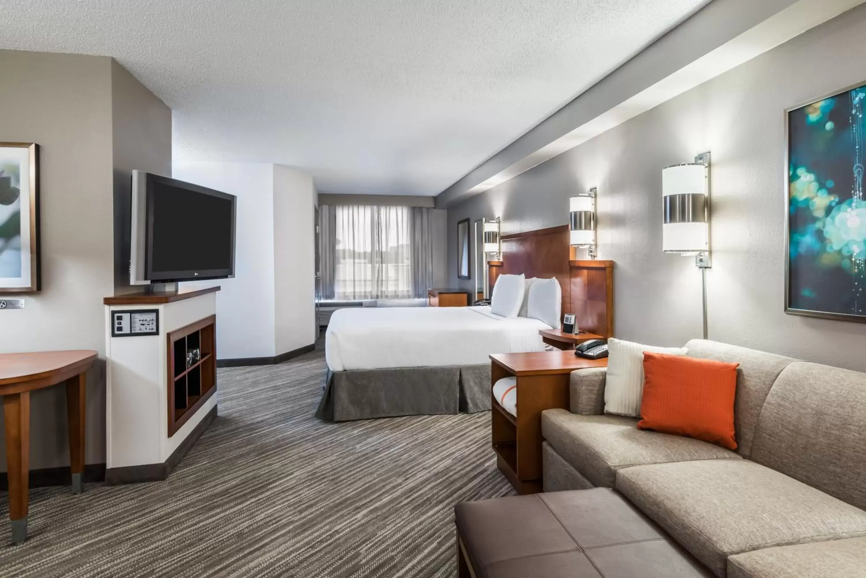 King Room with Roll-In Shower - Disability Access in Hyatt Place Rogers/Bentonville