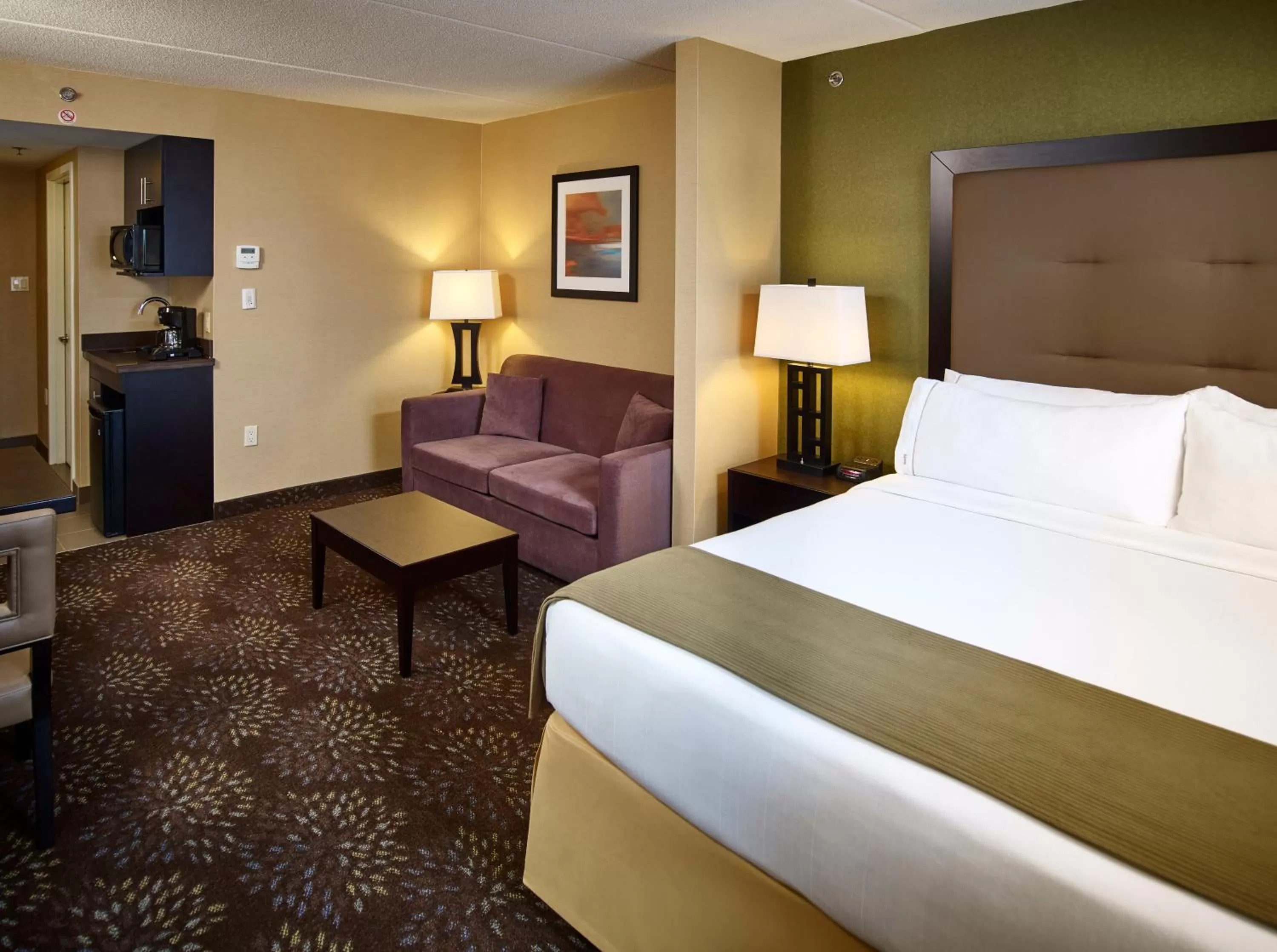 Photo of the whole room, Bed in Holiday Inn Express & Suites Timmins by IHG