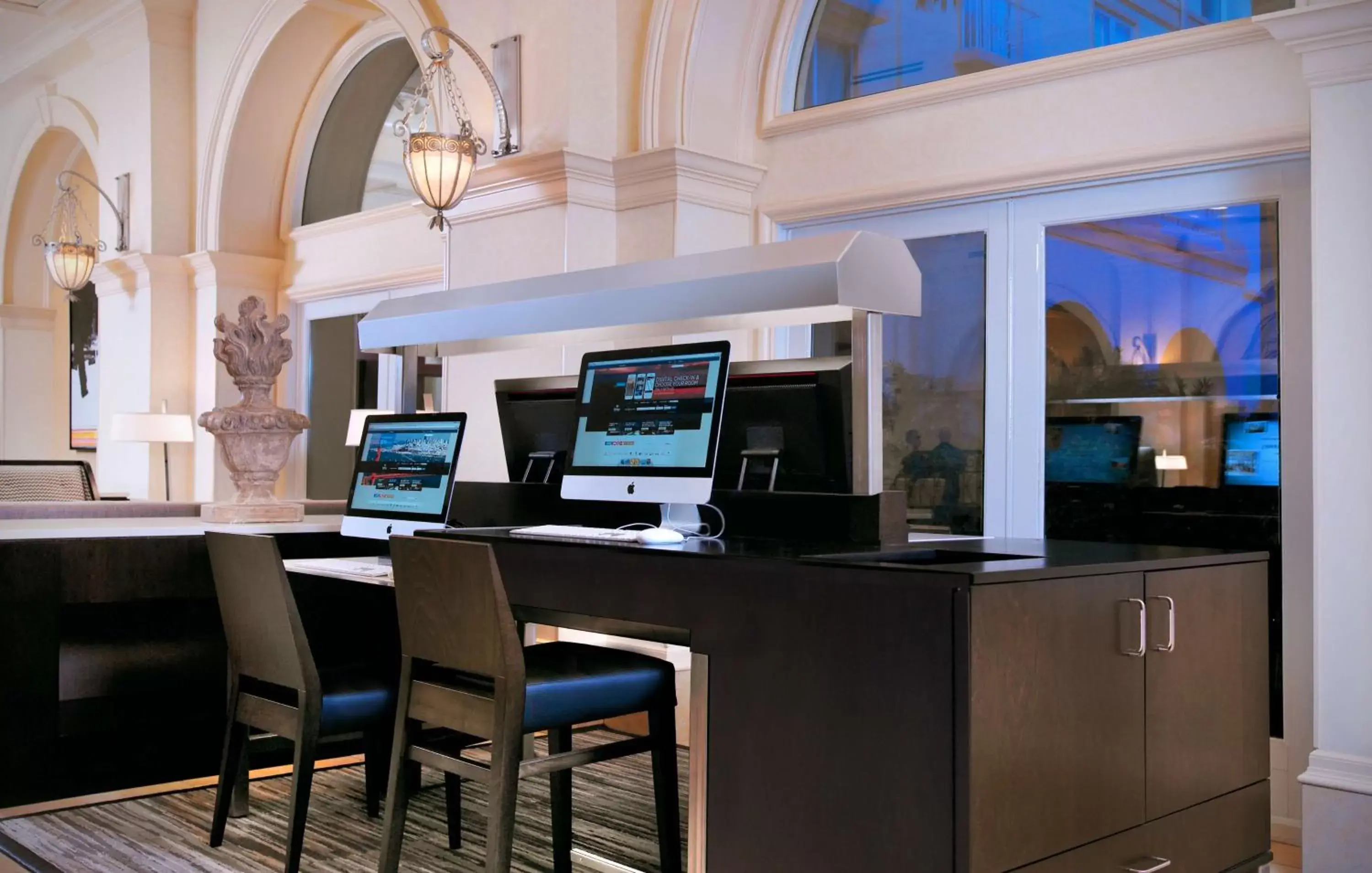Business facilities in Hilton Naples