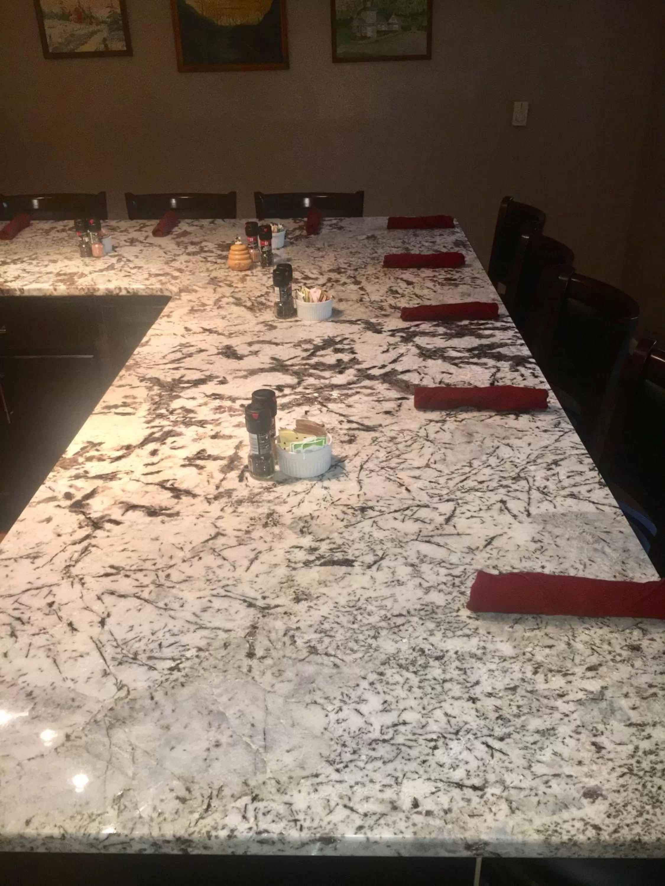 Communal kitchen, Beach in Grafton Lodge