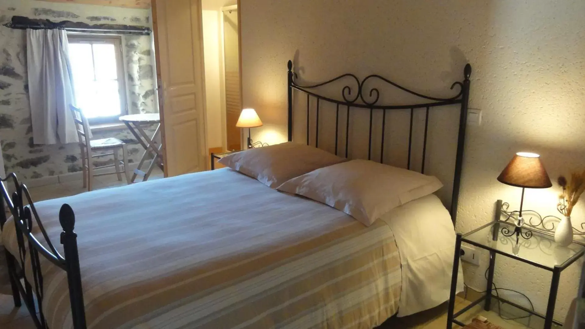 Photo of the whole room, Bed in Moulin de Drapras