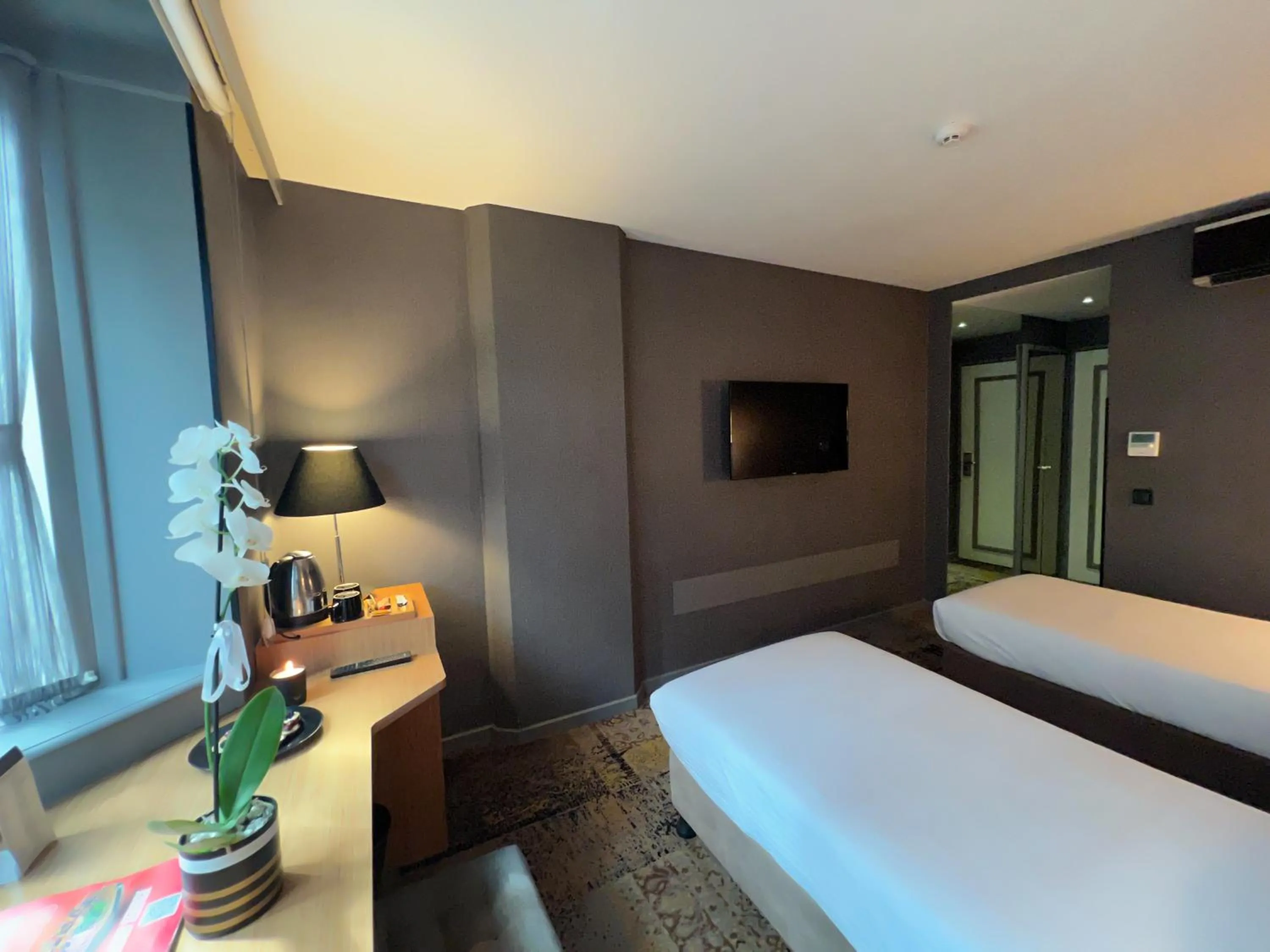 Photo of the whole room, Bed in All Seasons Hotel