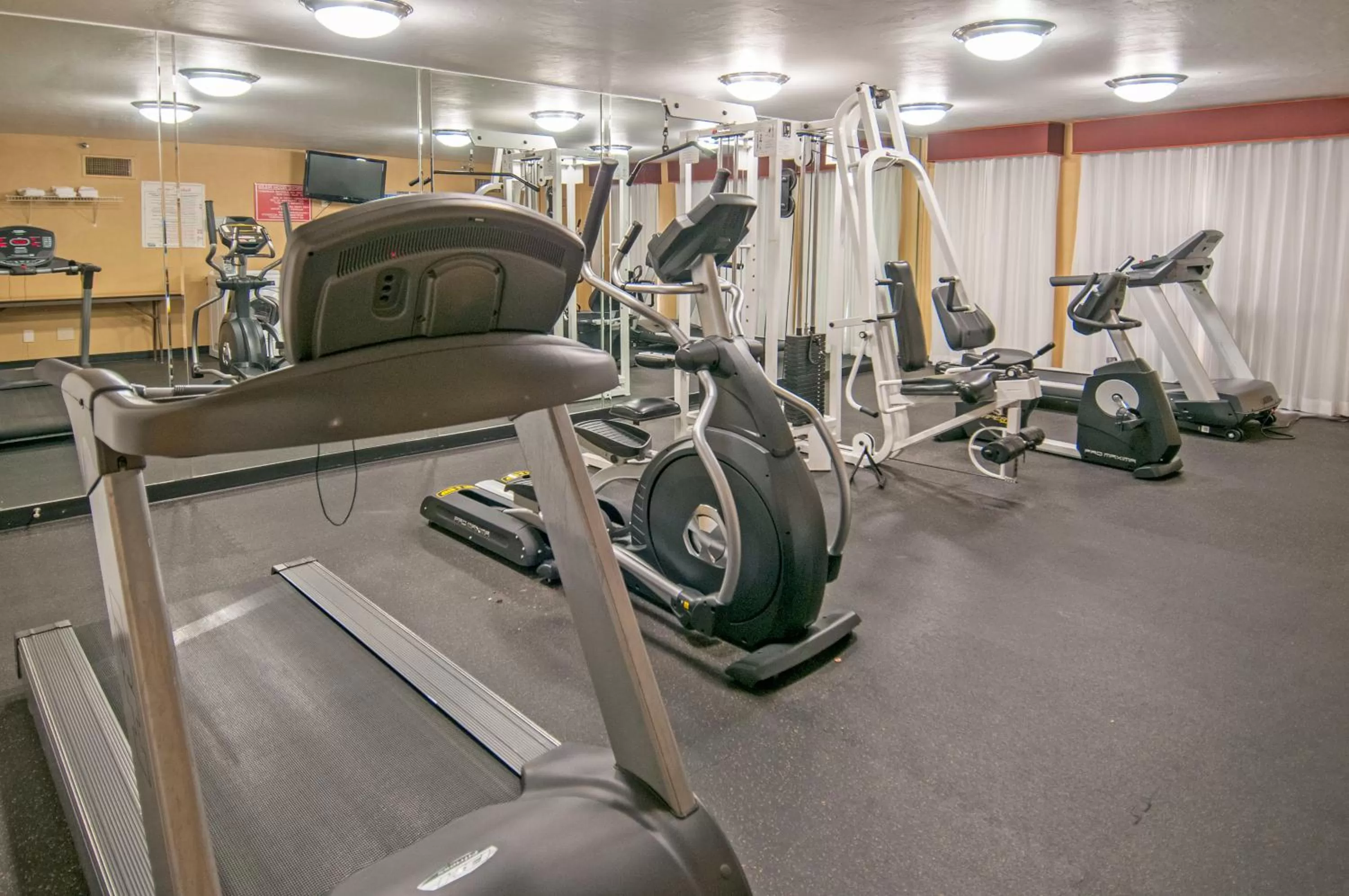 Fitness centre/facilities in Governors Suites Hotel Oklahoma City Airport Area