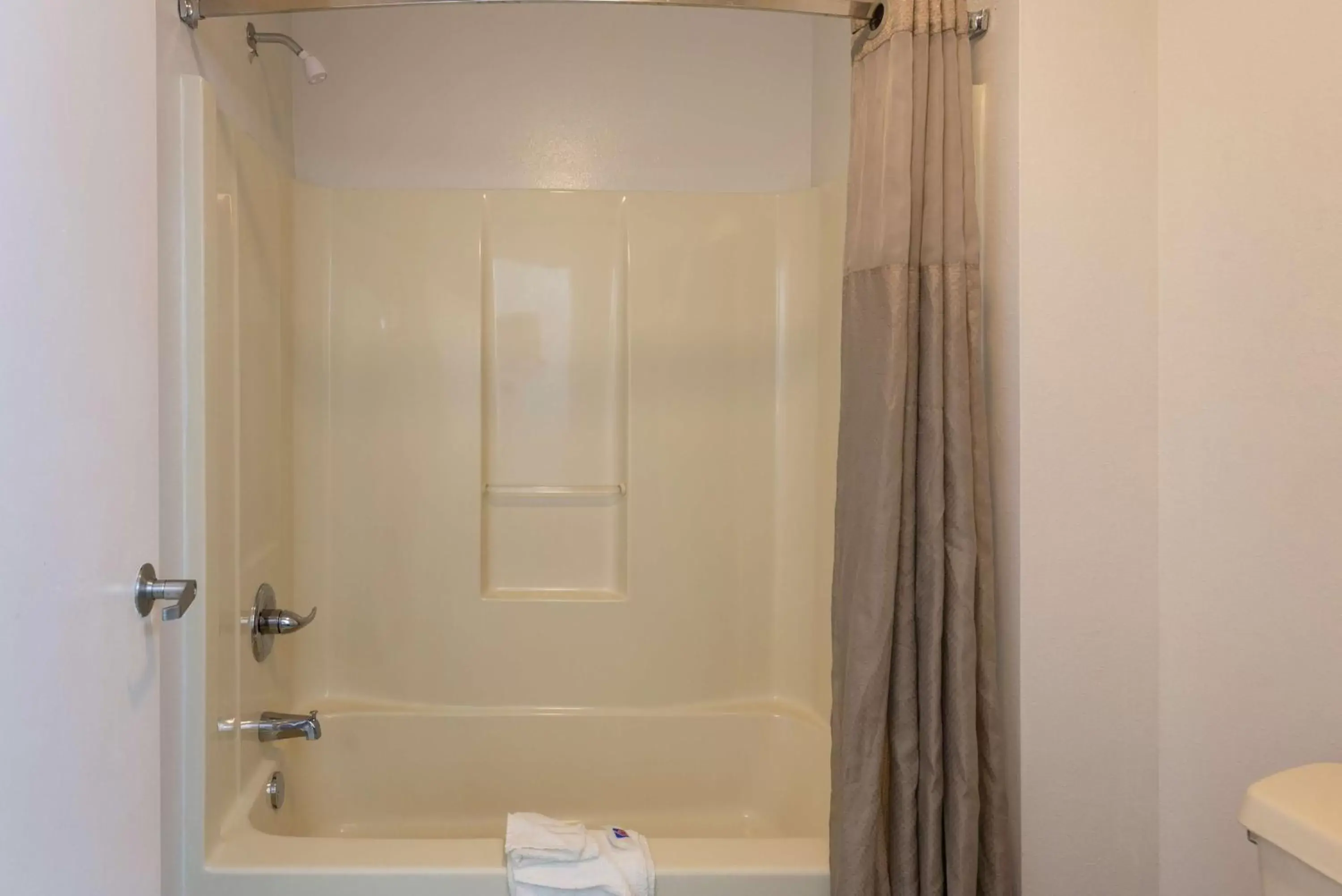 Shower, Bathroom in Motel 6-Albany, GA